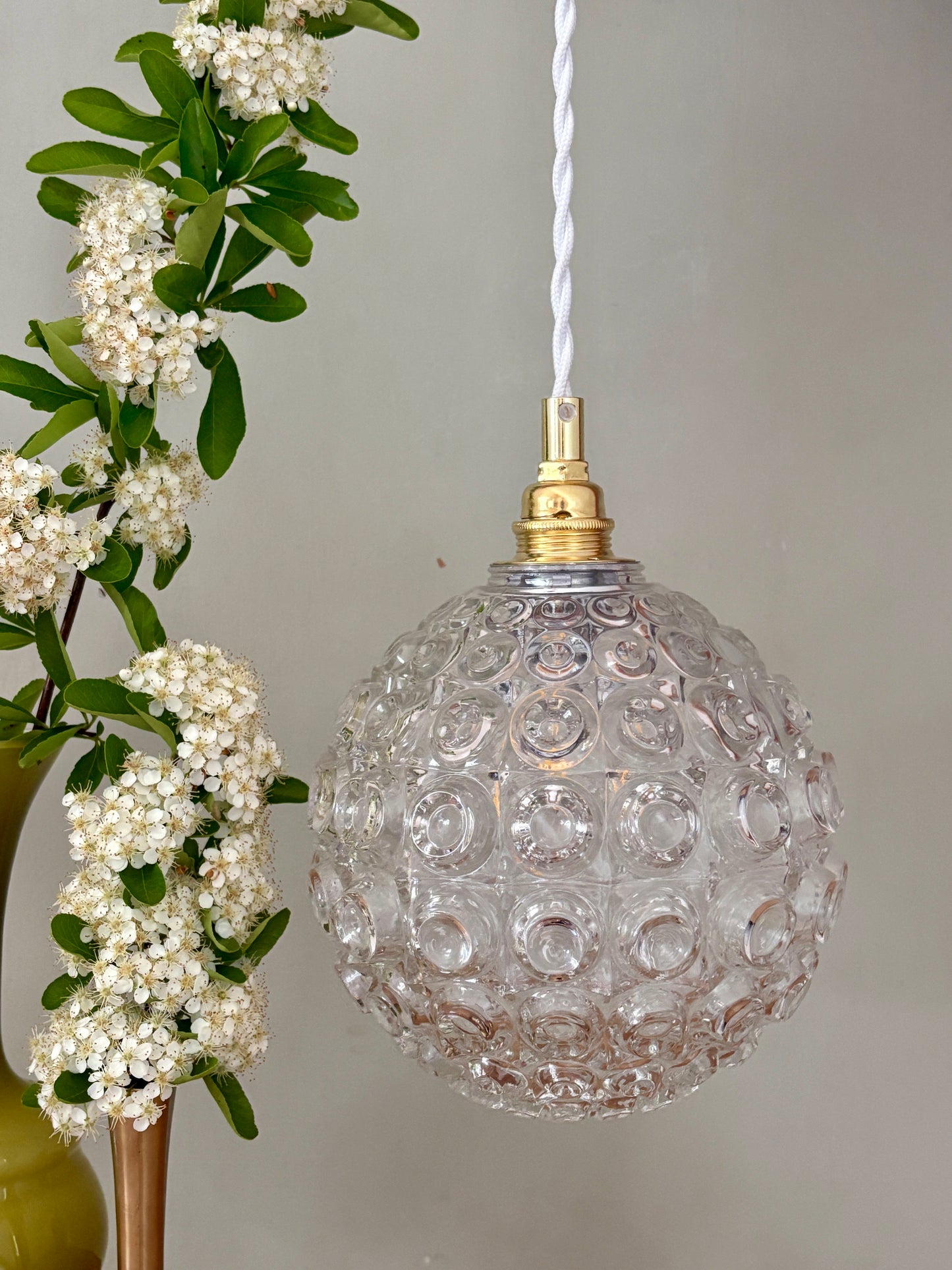 Suspension globe vintage en verre moulé