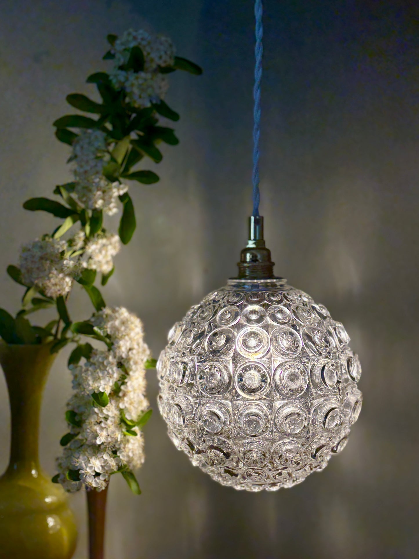 Suspension globe vintage en verre moulé