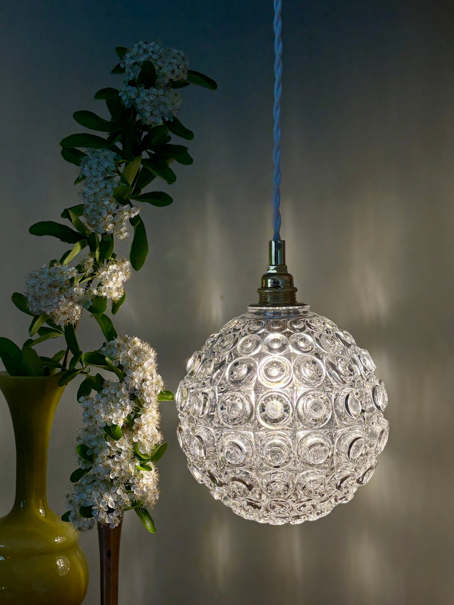 Suspension globe vintage en verre moulé