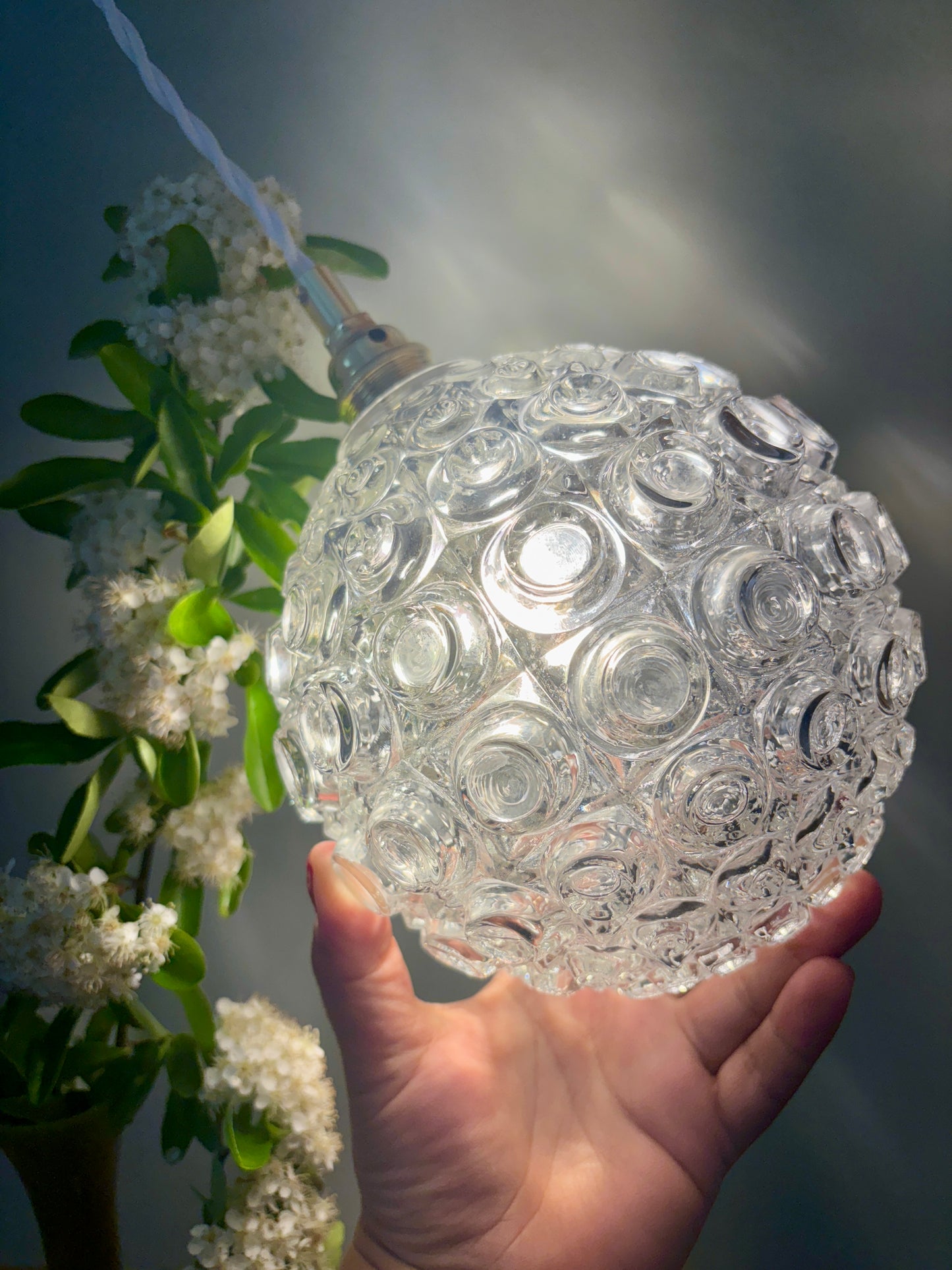 Suspension globe vintage en verre moulé