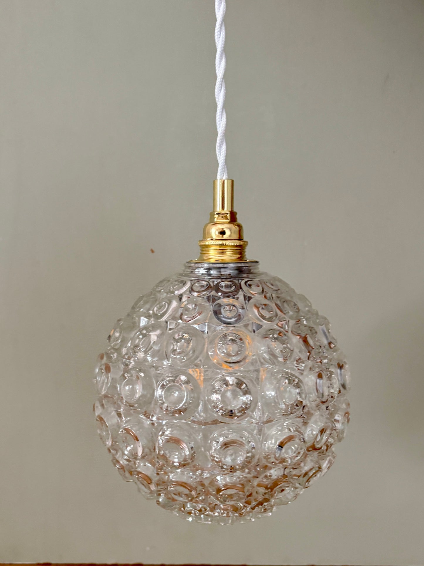 Suspension globe vintage en verre moulé
