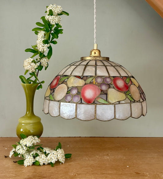 Suspension abat-jour vintage en nacre et laiton décors de fruits