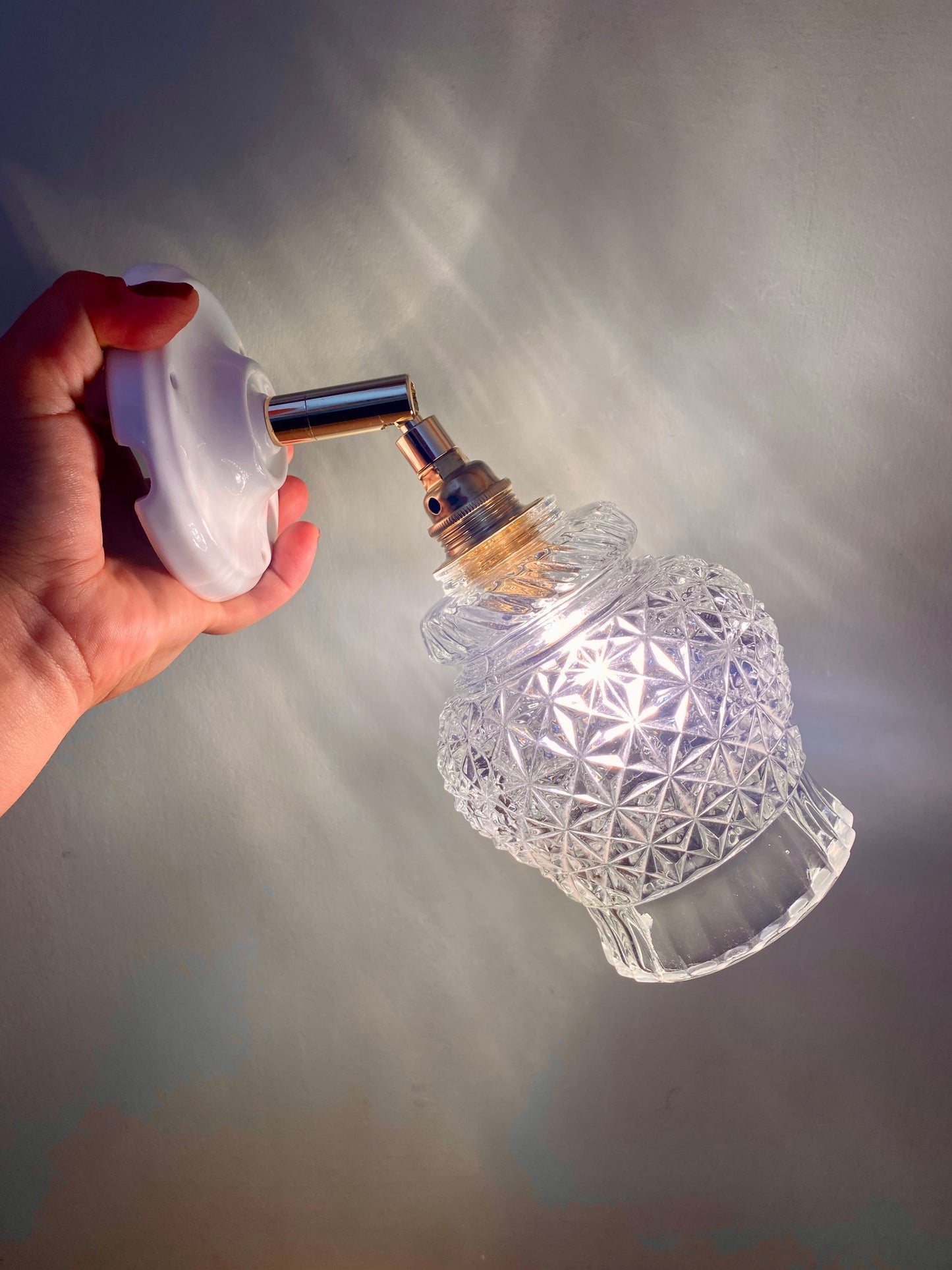 Applique tulipe vintage en verre ciselé