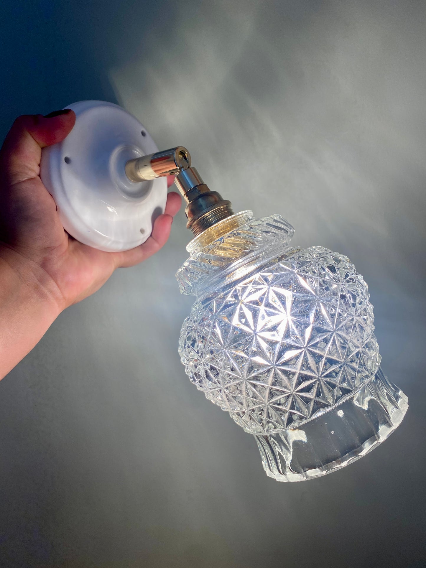 Applique tulipe vintage en verre ciselé