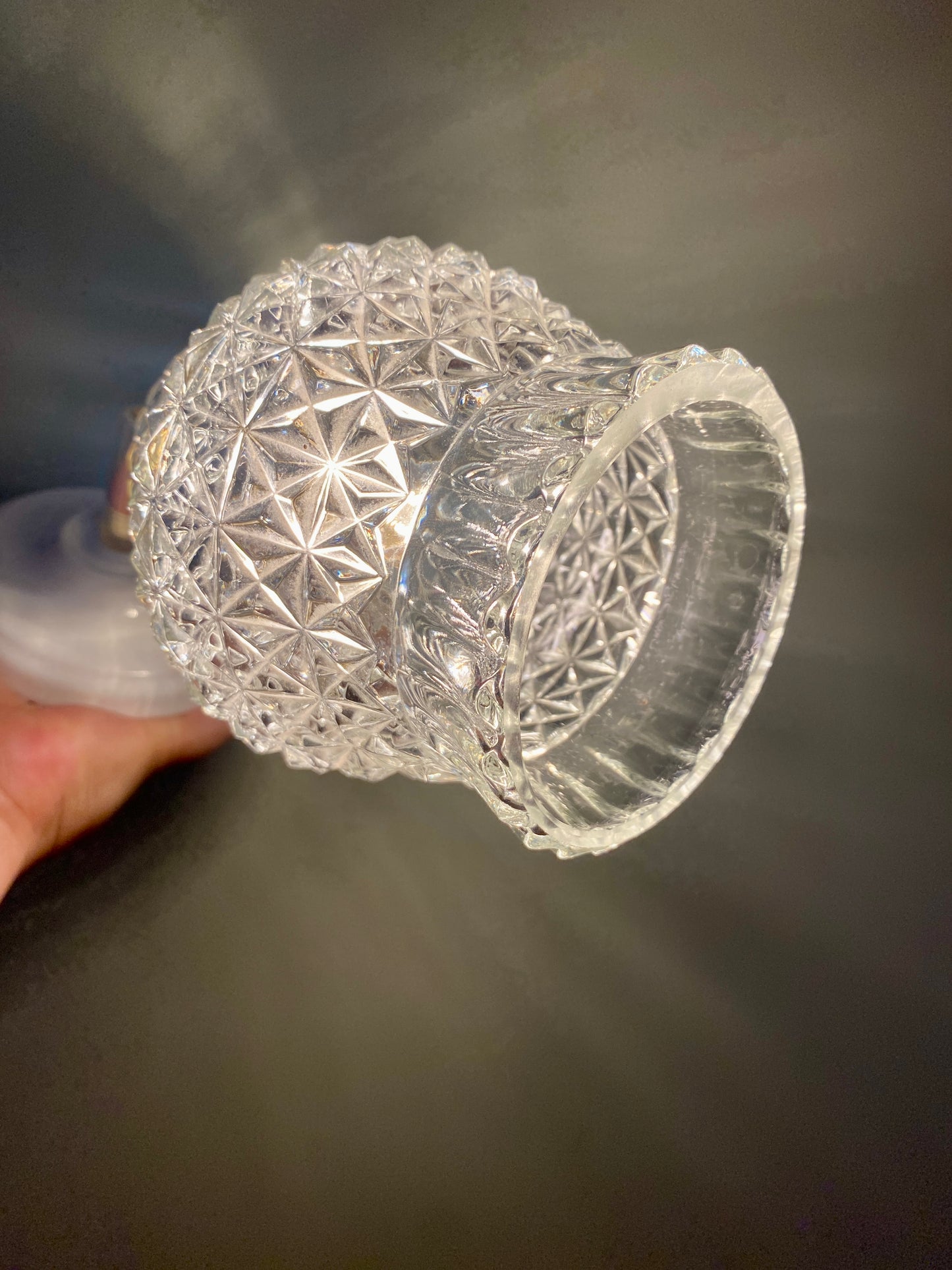 Applique tulipe vintage en verre ciselé