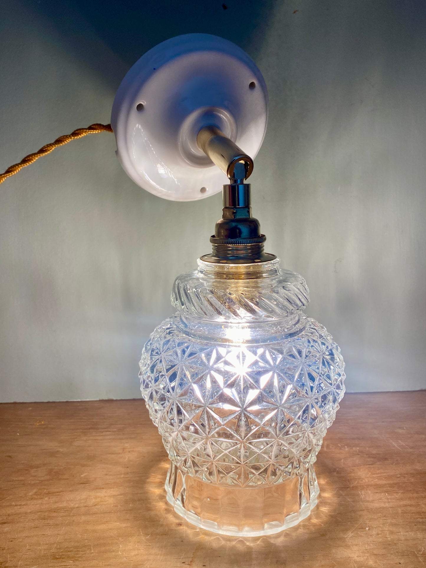 Applique tulipe vintage en verre ciselé