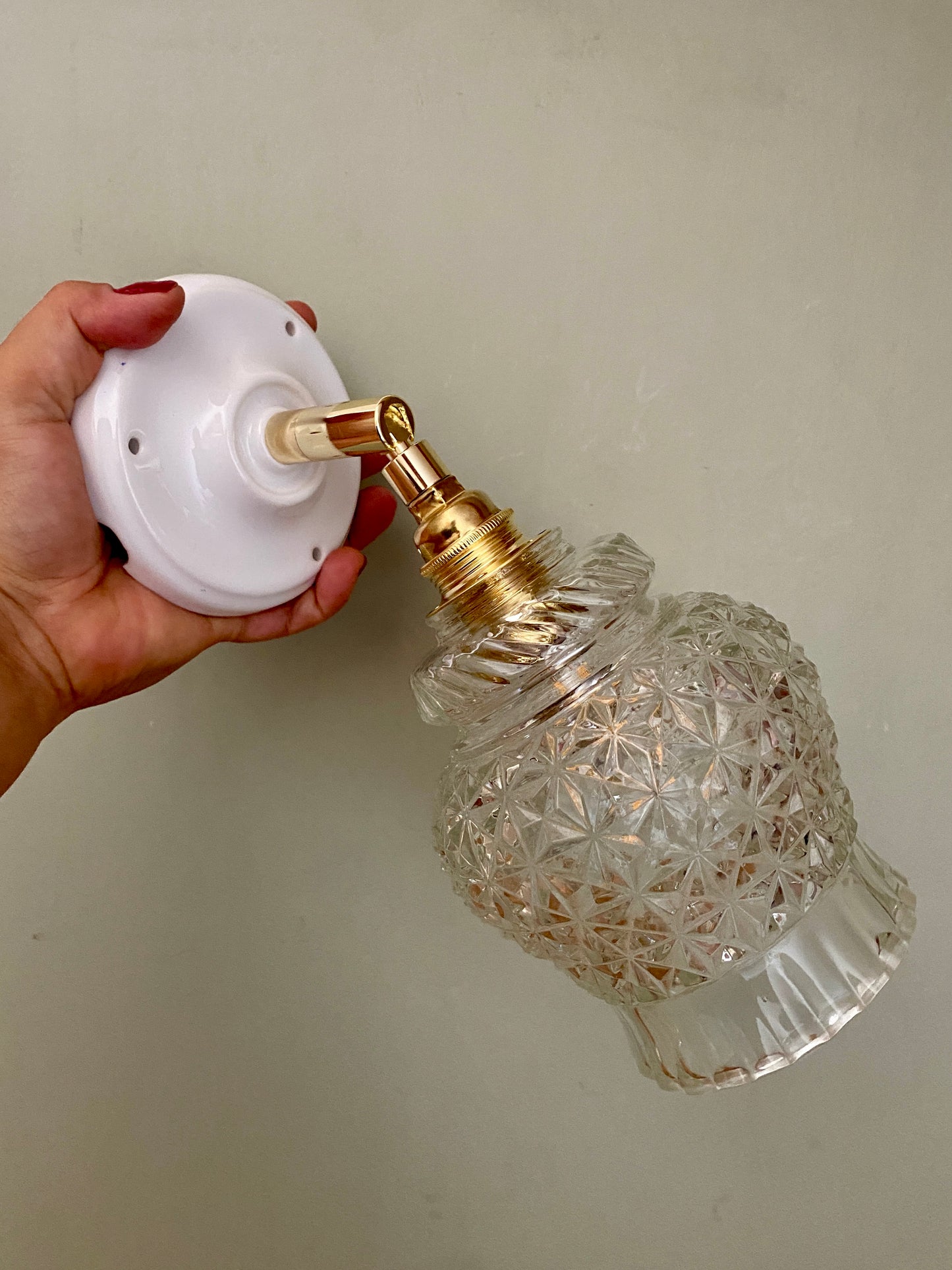 Applique tulipe vintage en verre ciselé