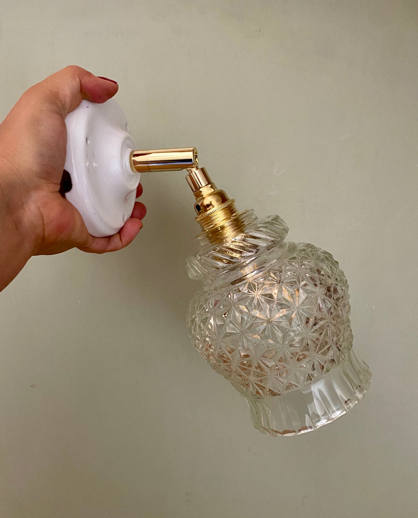 Applique tulipe vintage en verre ciselé