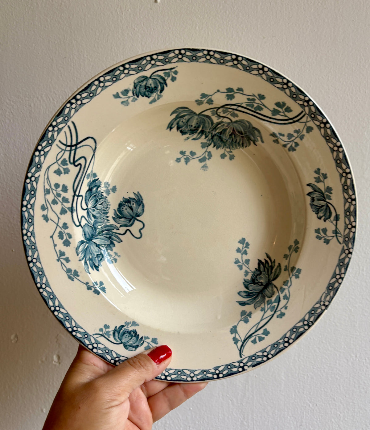 Lot de 8 assiettes creuses anciennes en terre de fer, Royat de Sarreguemines