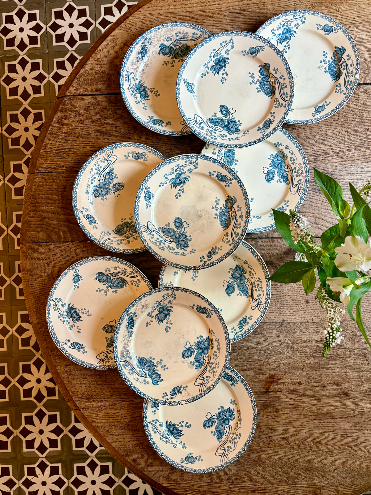 Lot de 10 assiettes plates anciennes en terre de fer, Royat de Sarreguemines