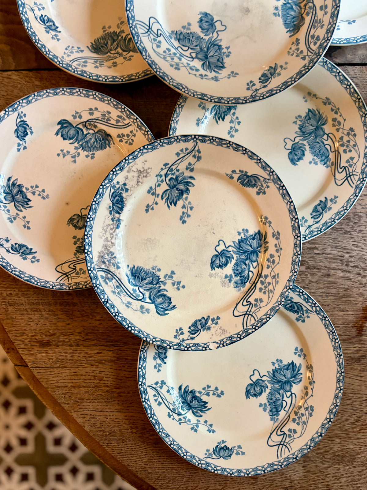 Lot de 10 assiettes plates anciennes en terre de fer, Royat de Sarreguemines