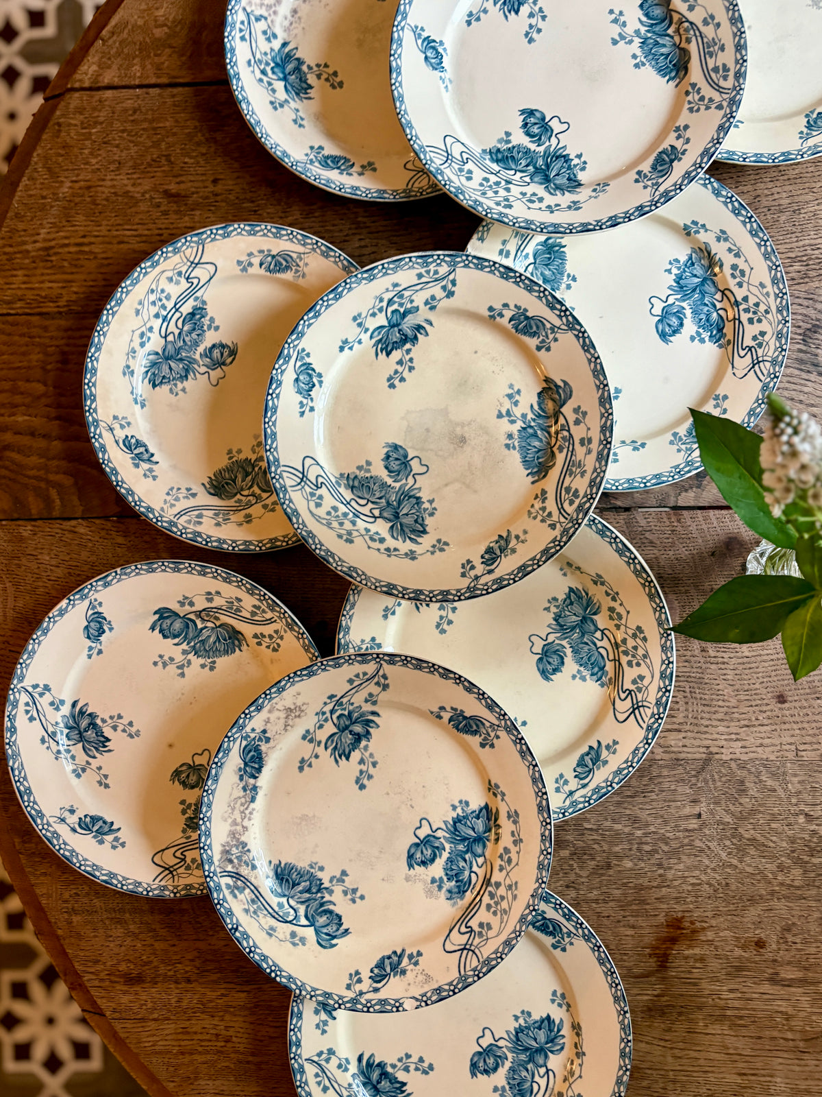 Lot de 10 assiettes plates anciennes en terre de fer, Royat de Sarreguemines