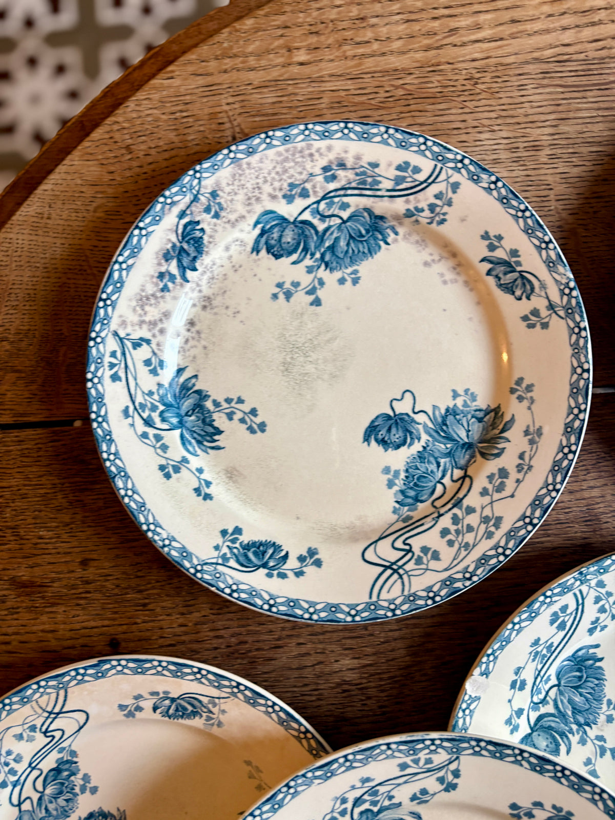 Lot de 10 assiettes plates anciennes en terre de fer, Royat de Sarreguemines