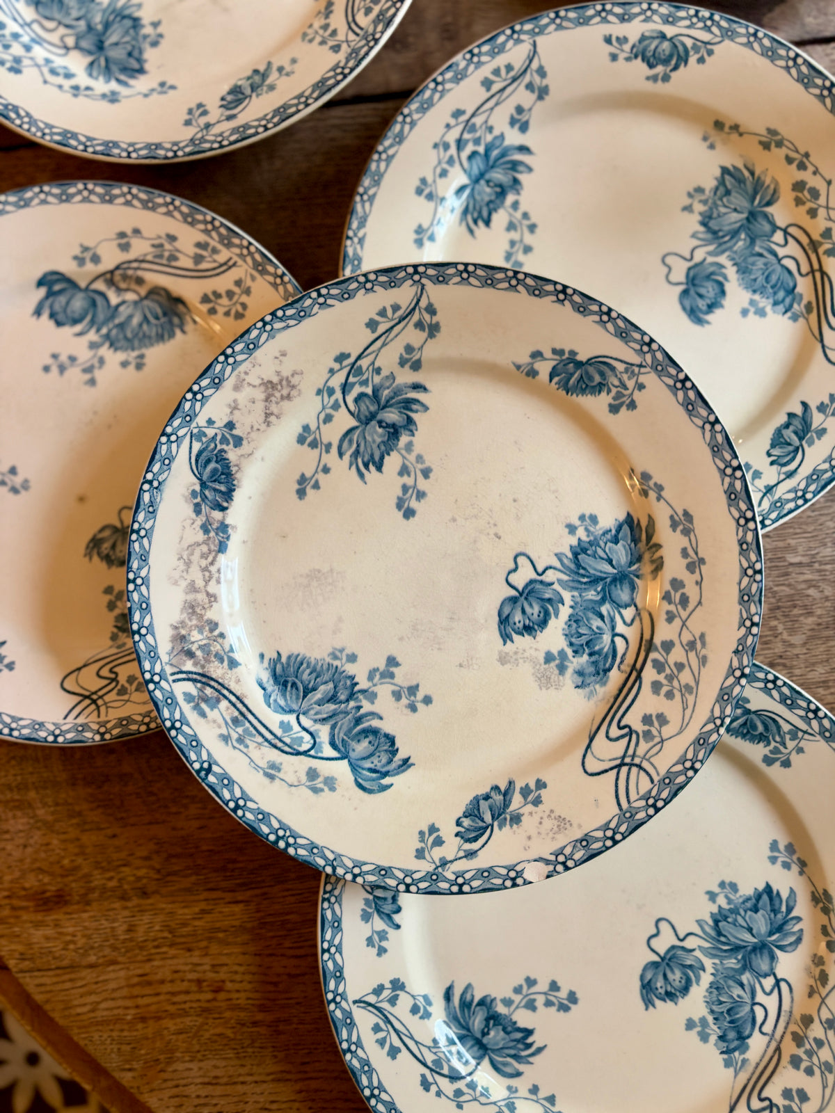 Lot de 10 assiettes plates anciennes en terre de fer, Royat de Sarreguemines