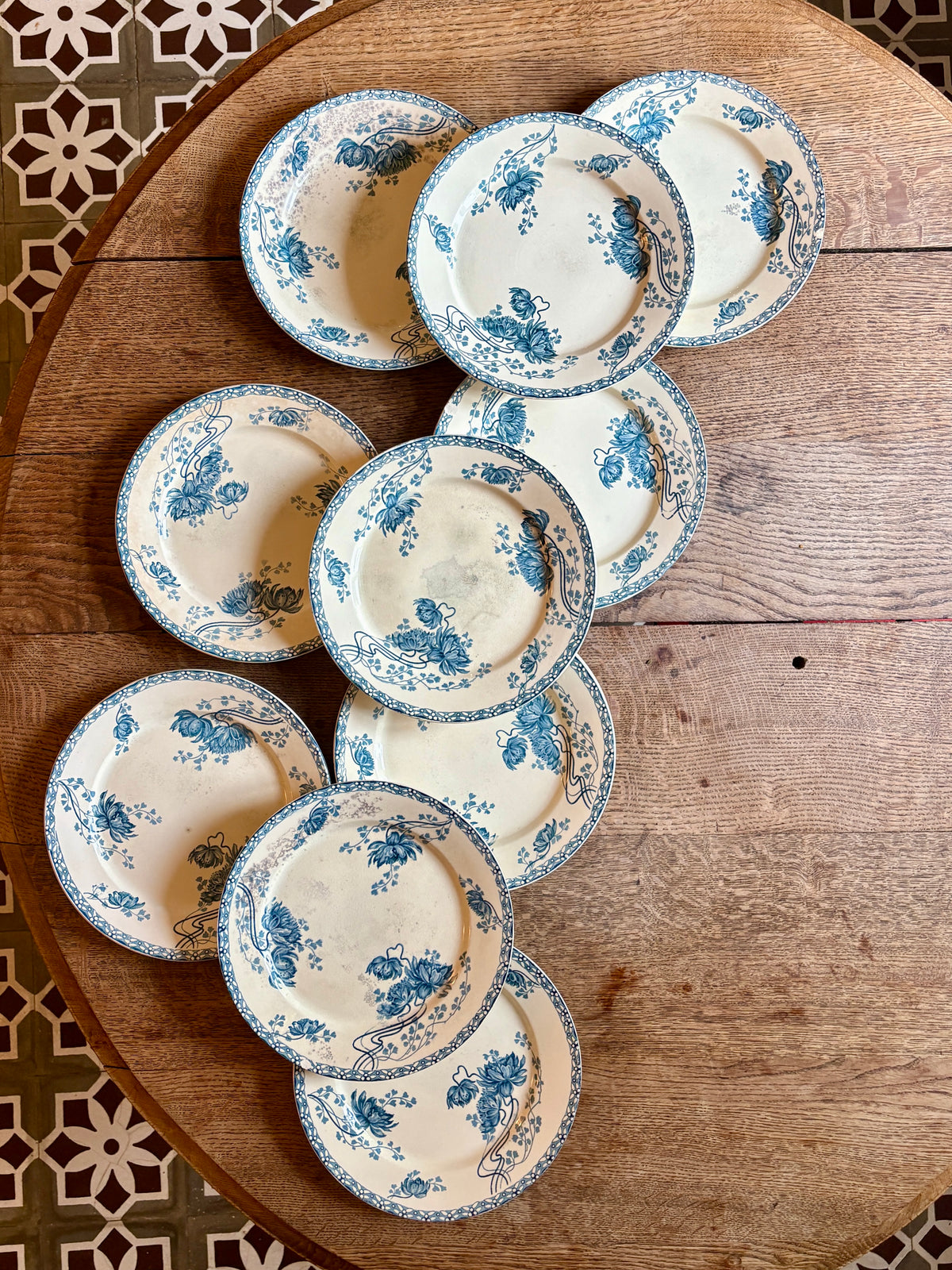 Lot de 10 assiettes plates anciennes en terre de fer, Royat de Sarreguemines