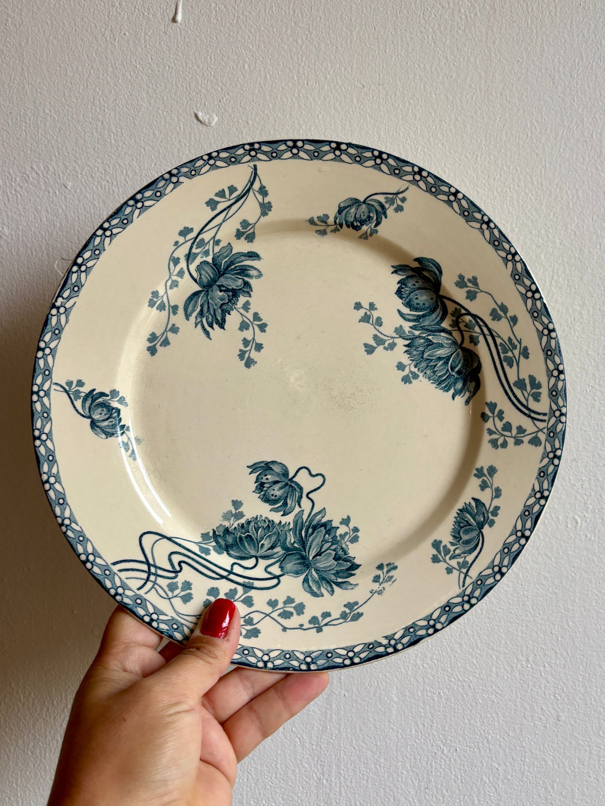 Lot de 10 assiettes plates anciennes en terre de fer, Royat de Sarreguemines