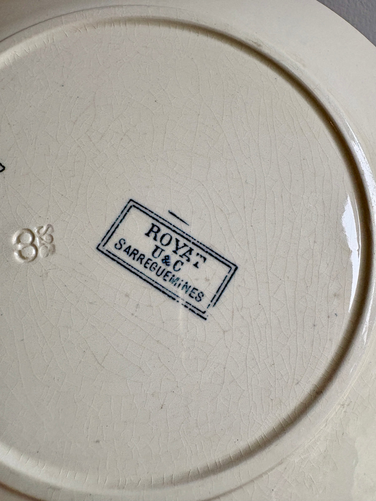 Lot de 10 assiettes plates anciennes en terre de fer, Royat de Sarreguemines