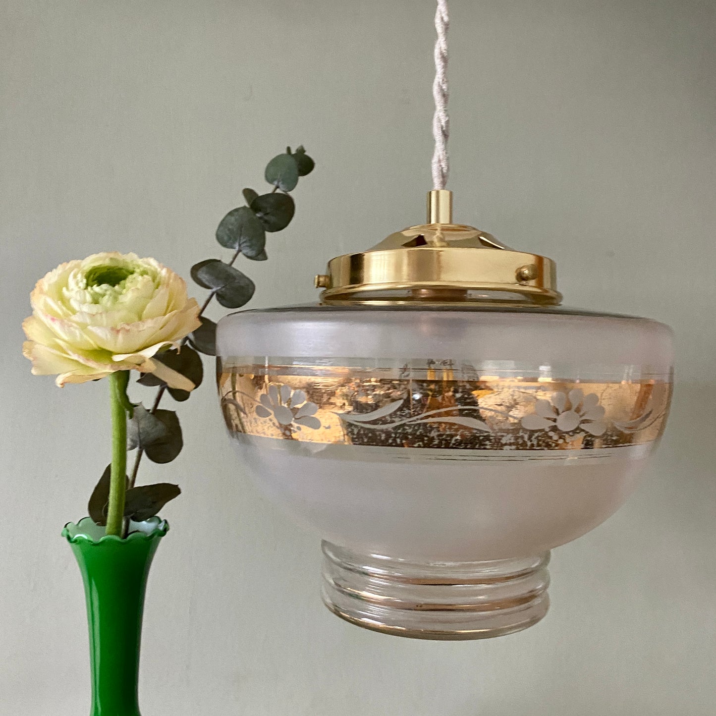 Suspension globe vintage en verre dépolis blanc et doré