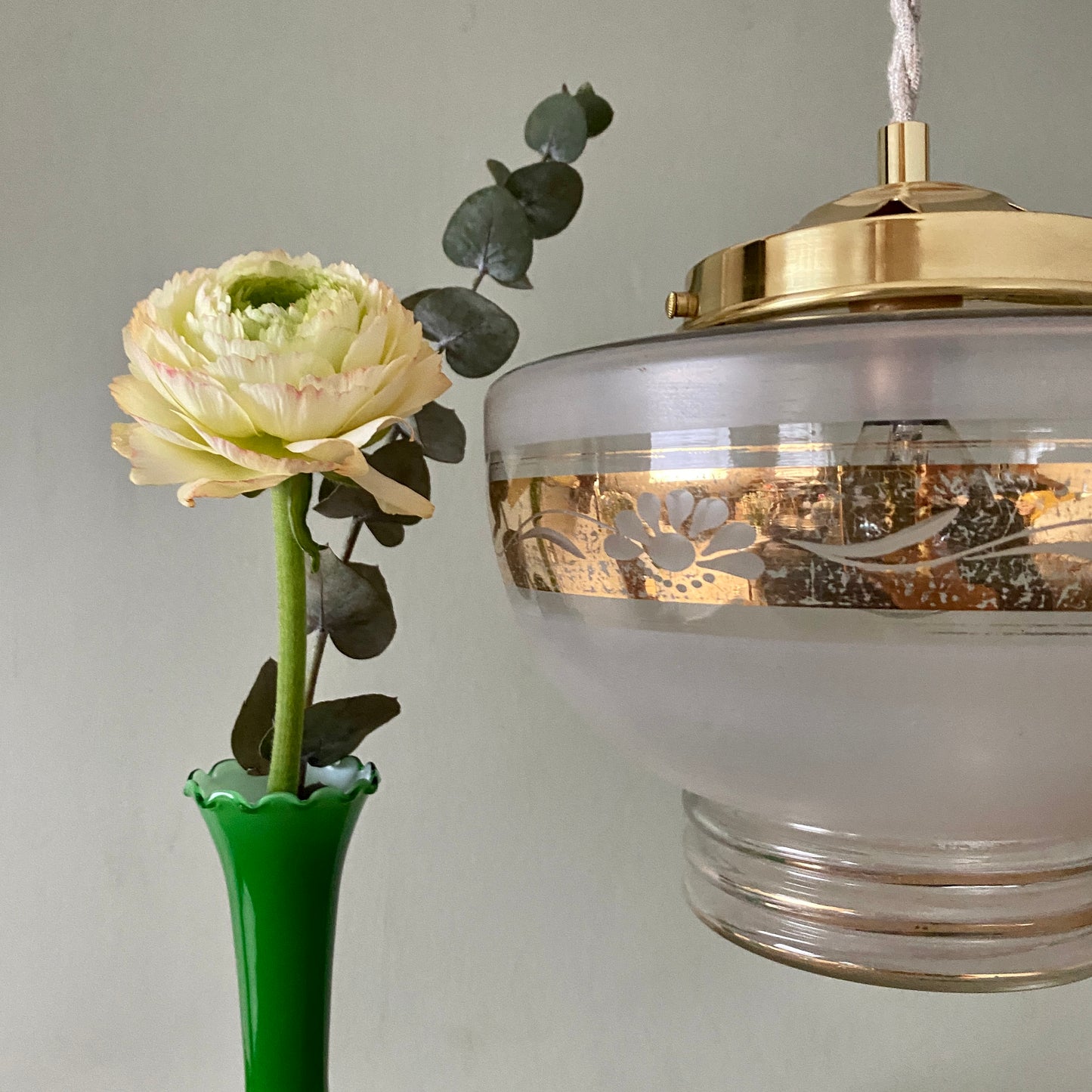 Suspension globe vintage en verre dépolis blanc et doré