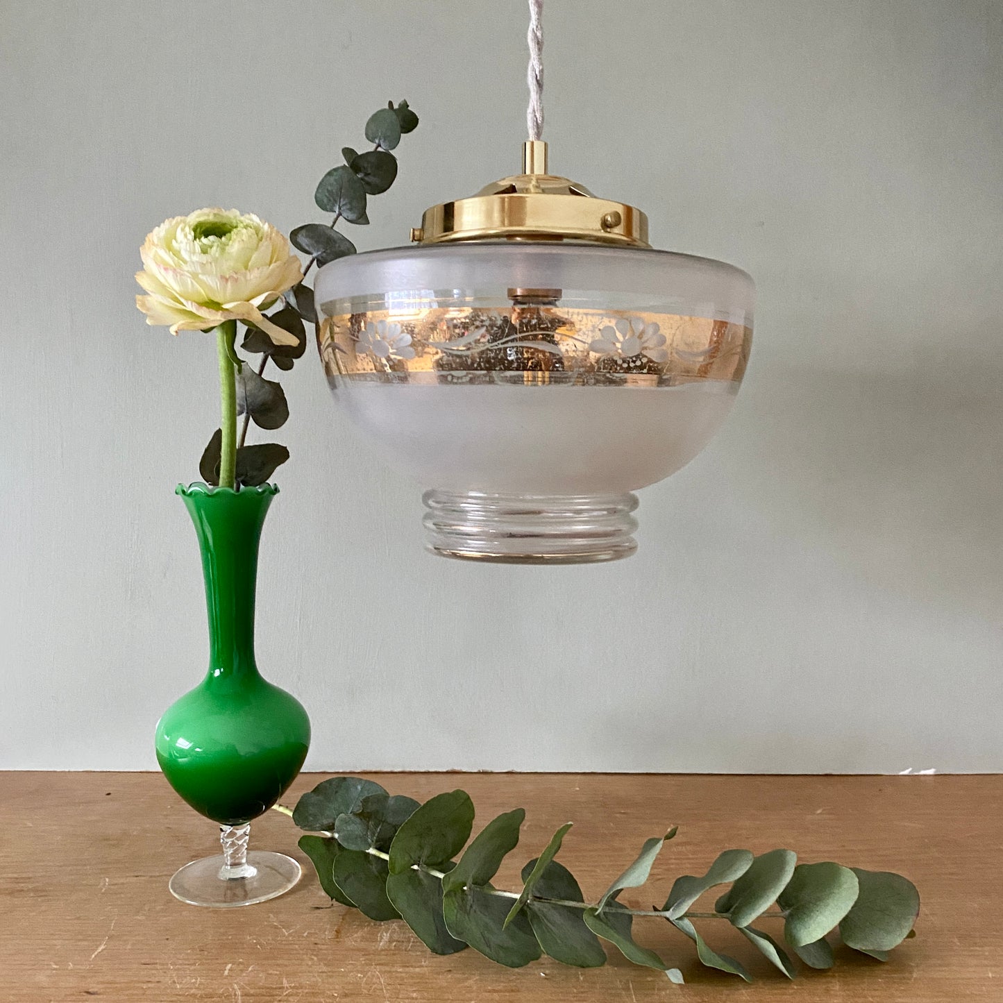 Suspension globe vintage en verre dépolis blanc et doré