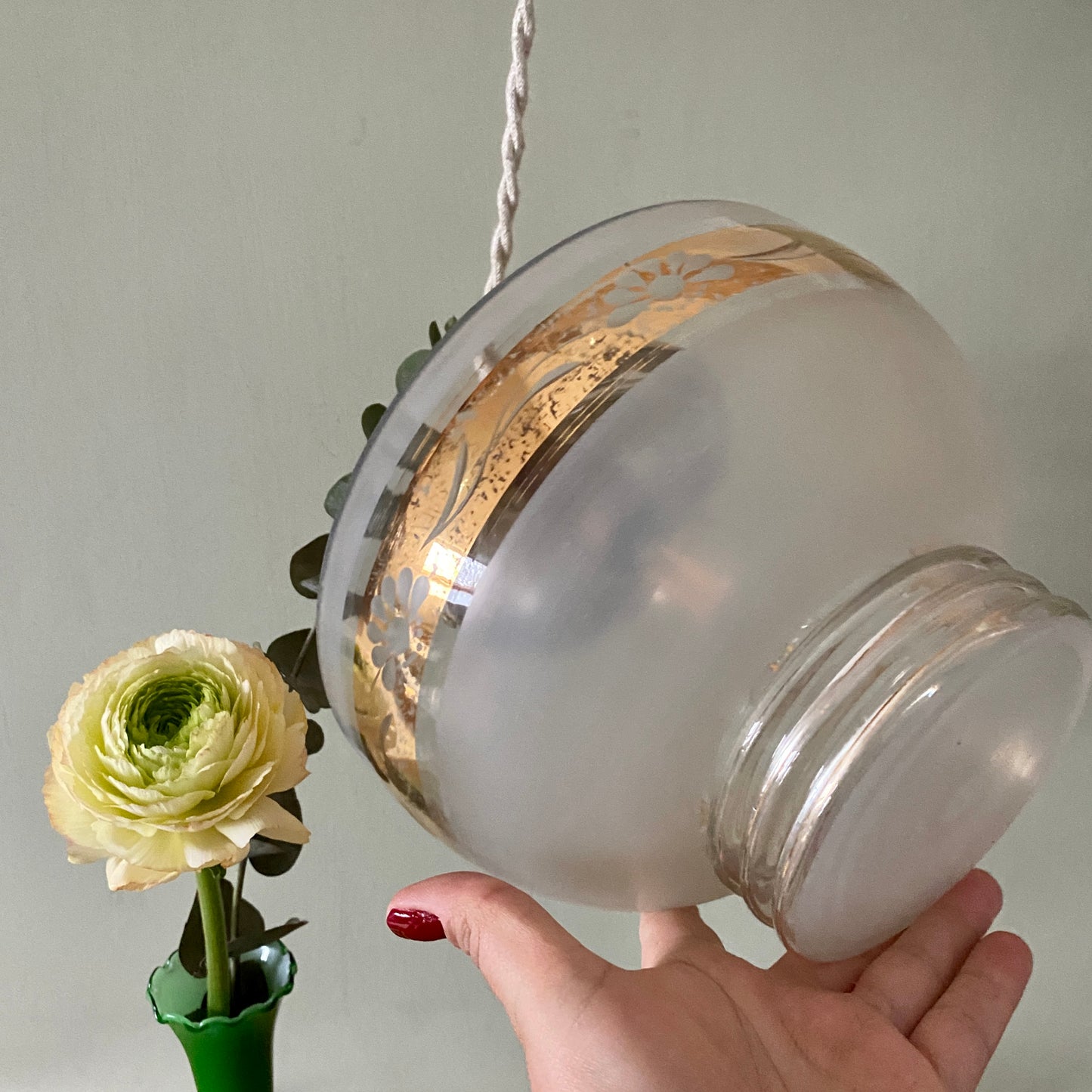 Suspension globe vintage en verre dépolis blanc et doré