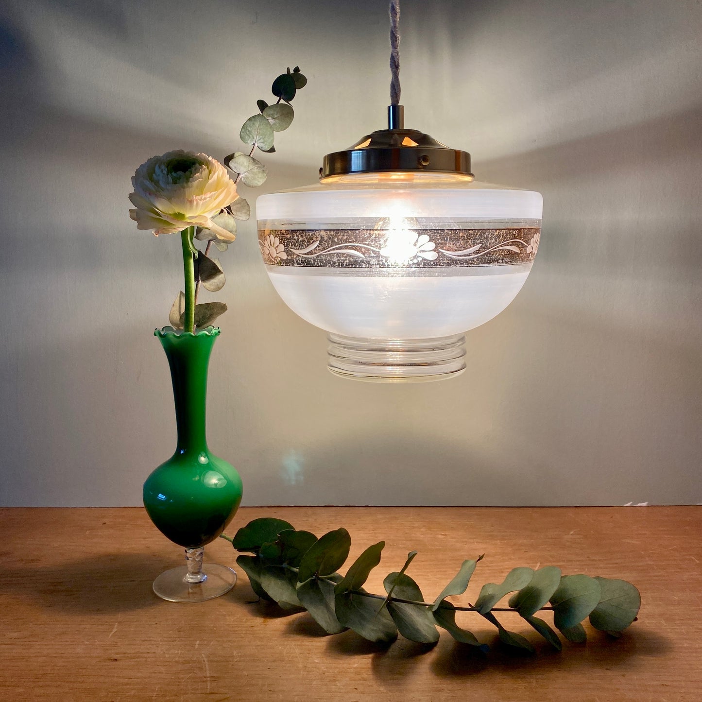 Suspension globe vintage en verre dépolis blanc et doré