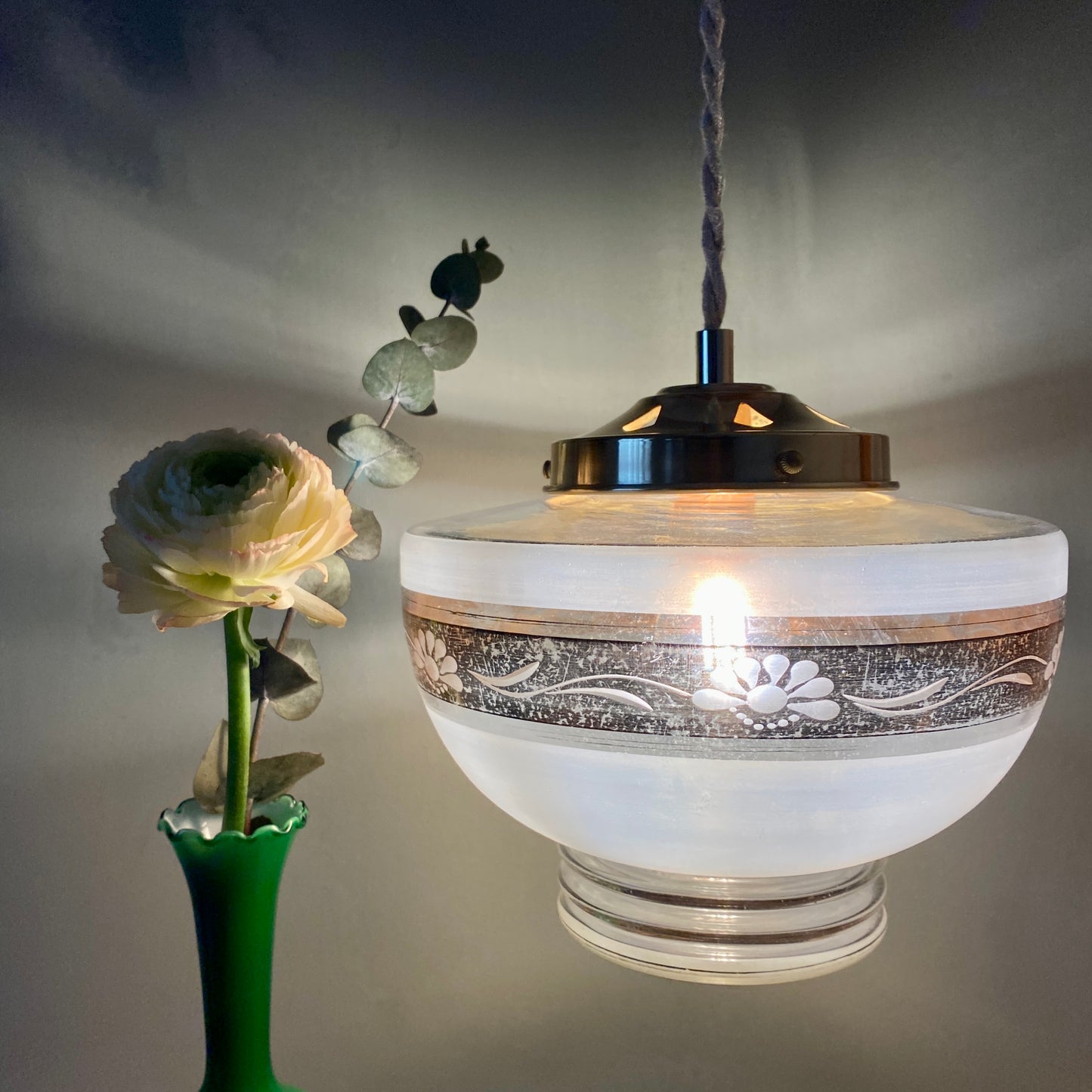 Suspension globe vintage en verre dépolis blanc et doré