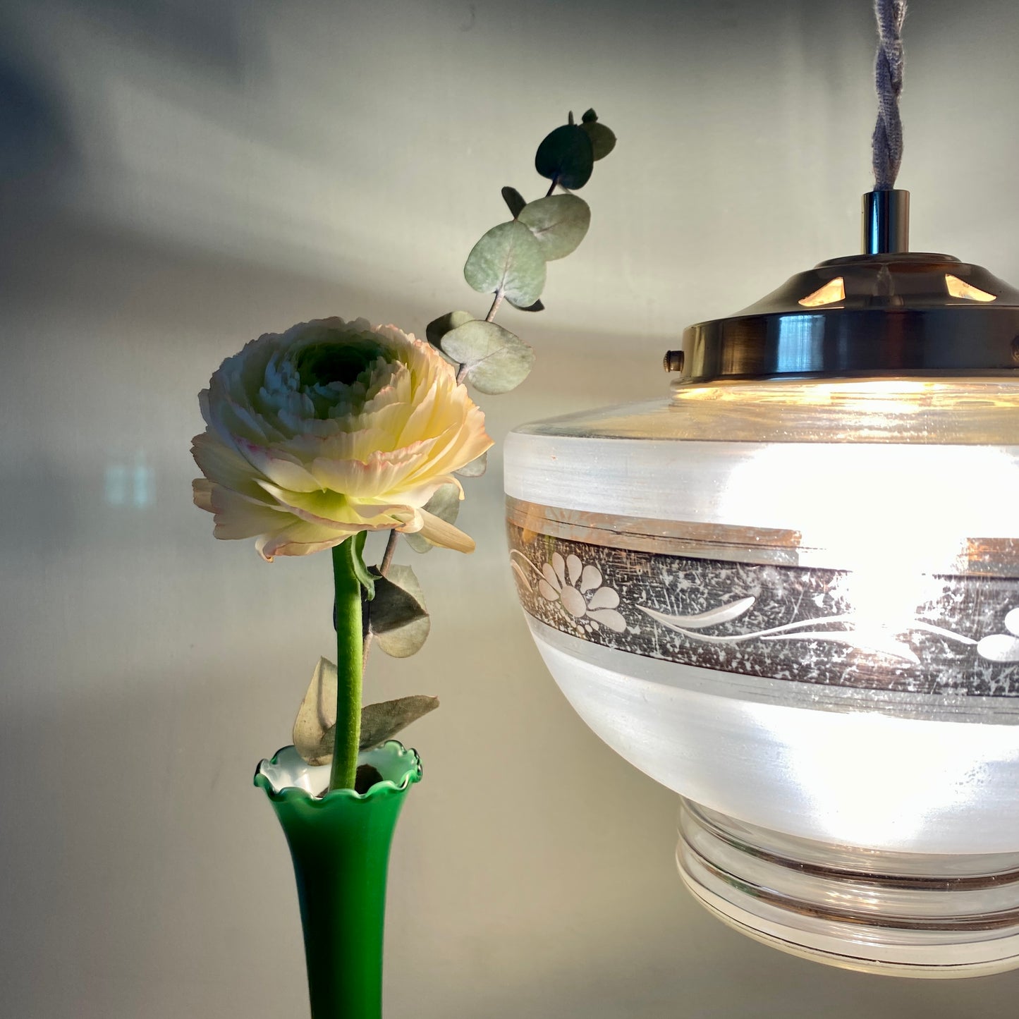 Suspension globe vintage en verre dépolis blanc et doré