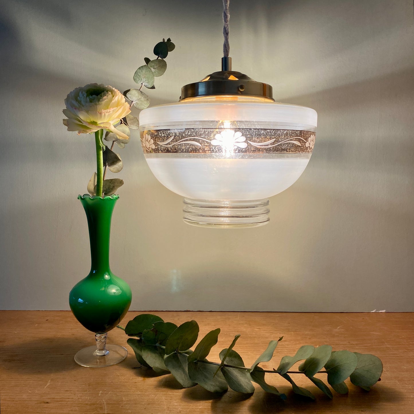 Suspension globe vintage en verre dépolis blanc et doré