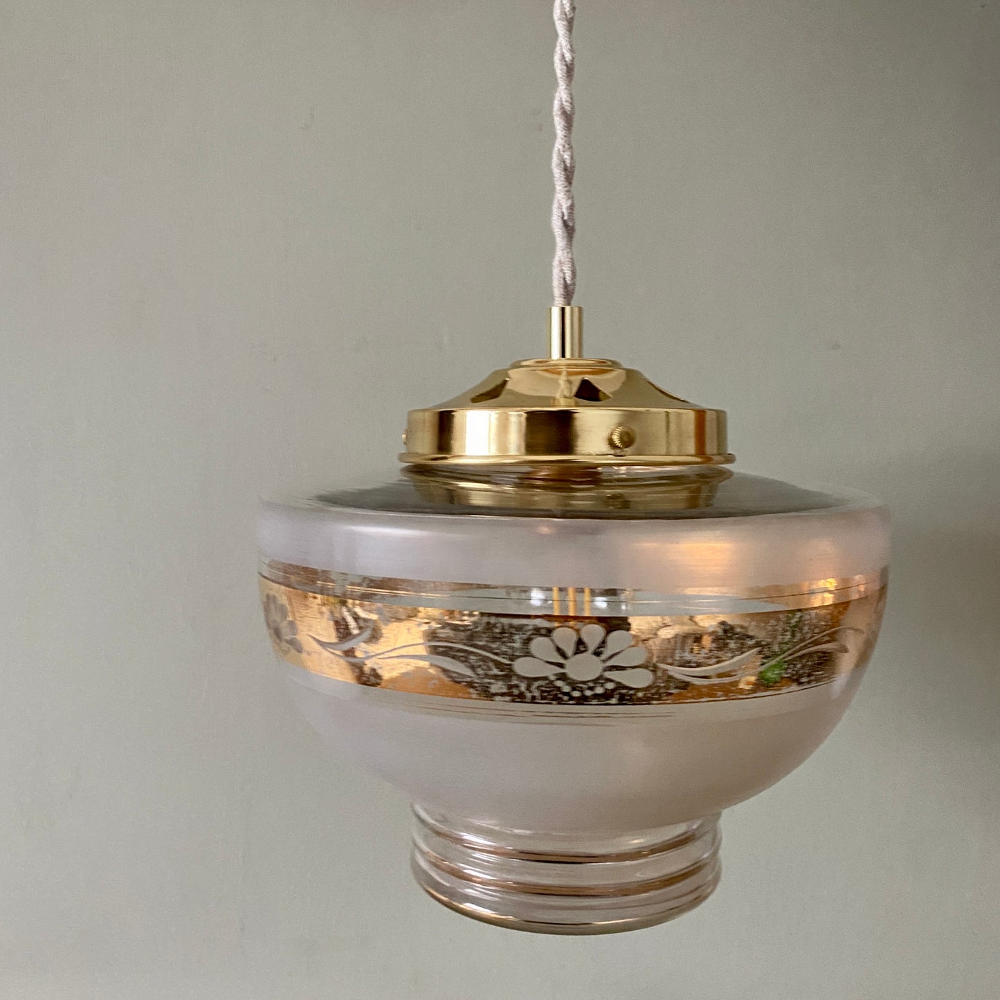 Suspension globe vintage en verre dépolis blanc et doré