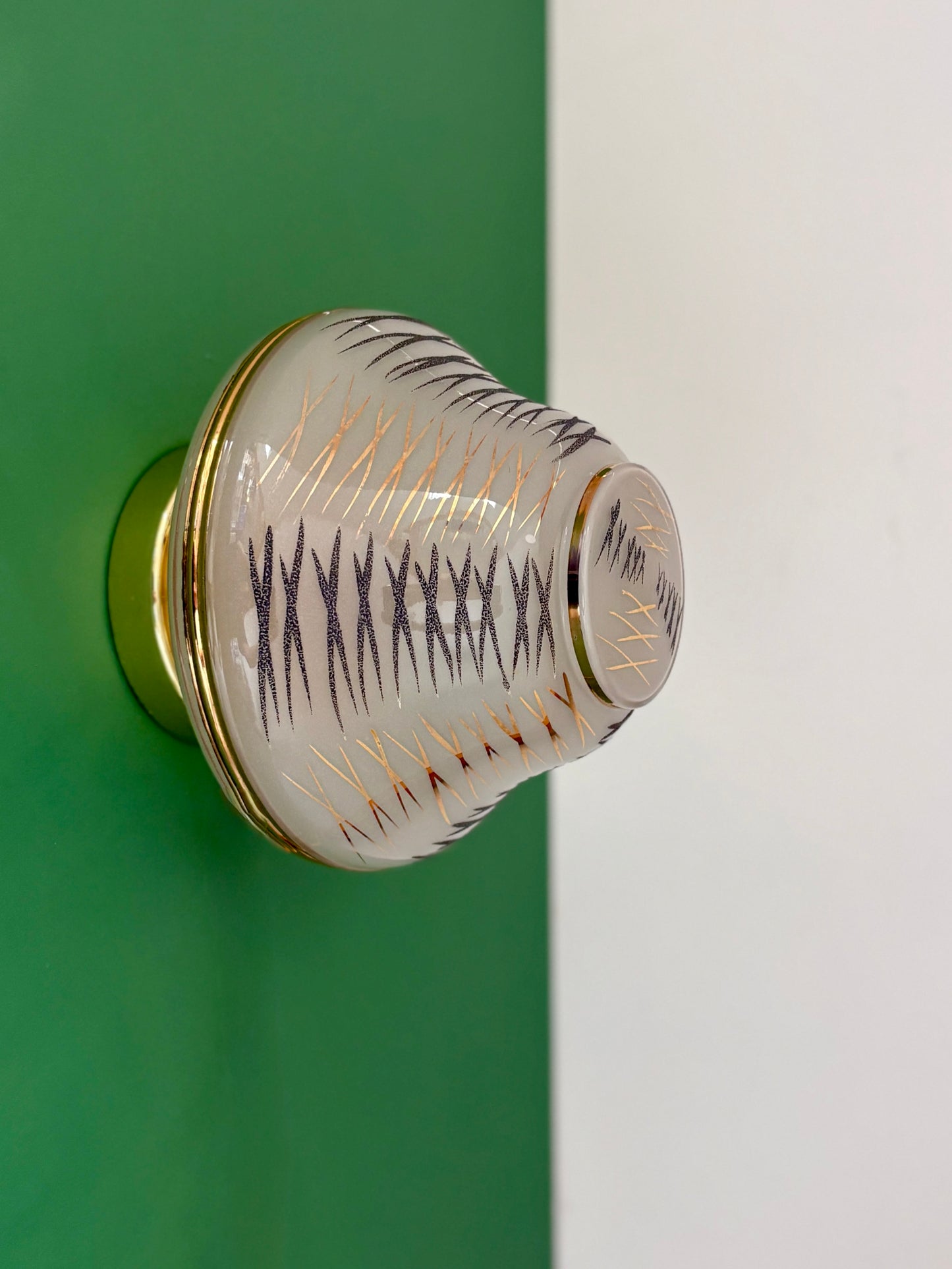 Applique/plafonnier globe vintage art déco en verre blanc,noir et doré