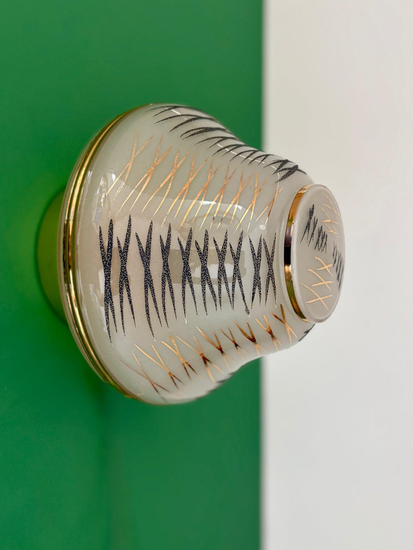 Applique/plafonnier globe vintage art déco en verre blanc,noir et doré