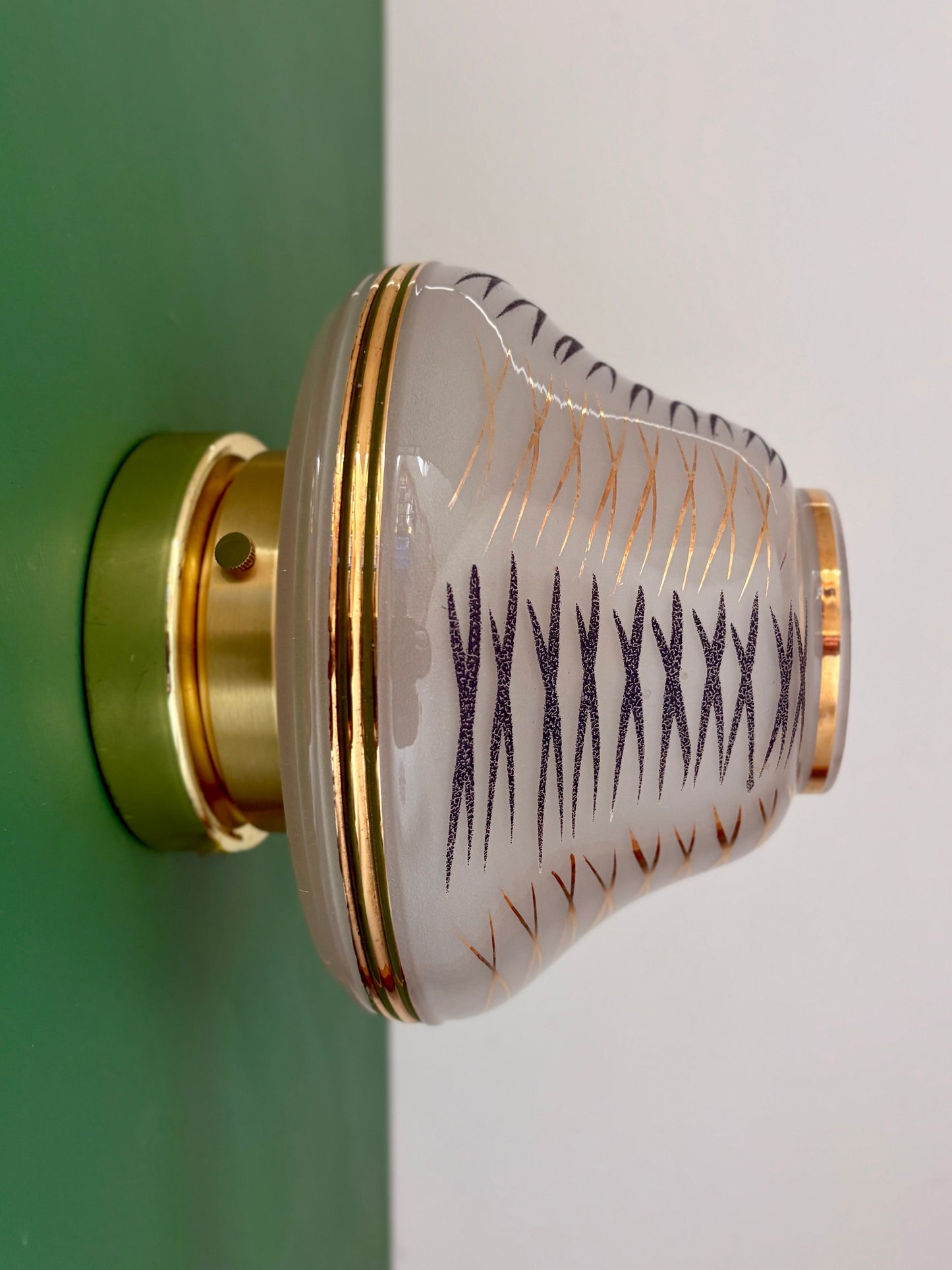 Applique/plafonnier globe vintage art déco en verre blanc,noir et doré