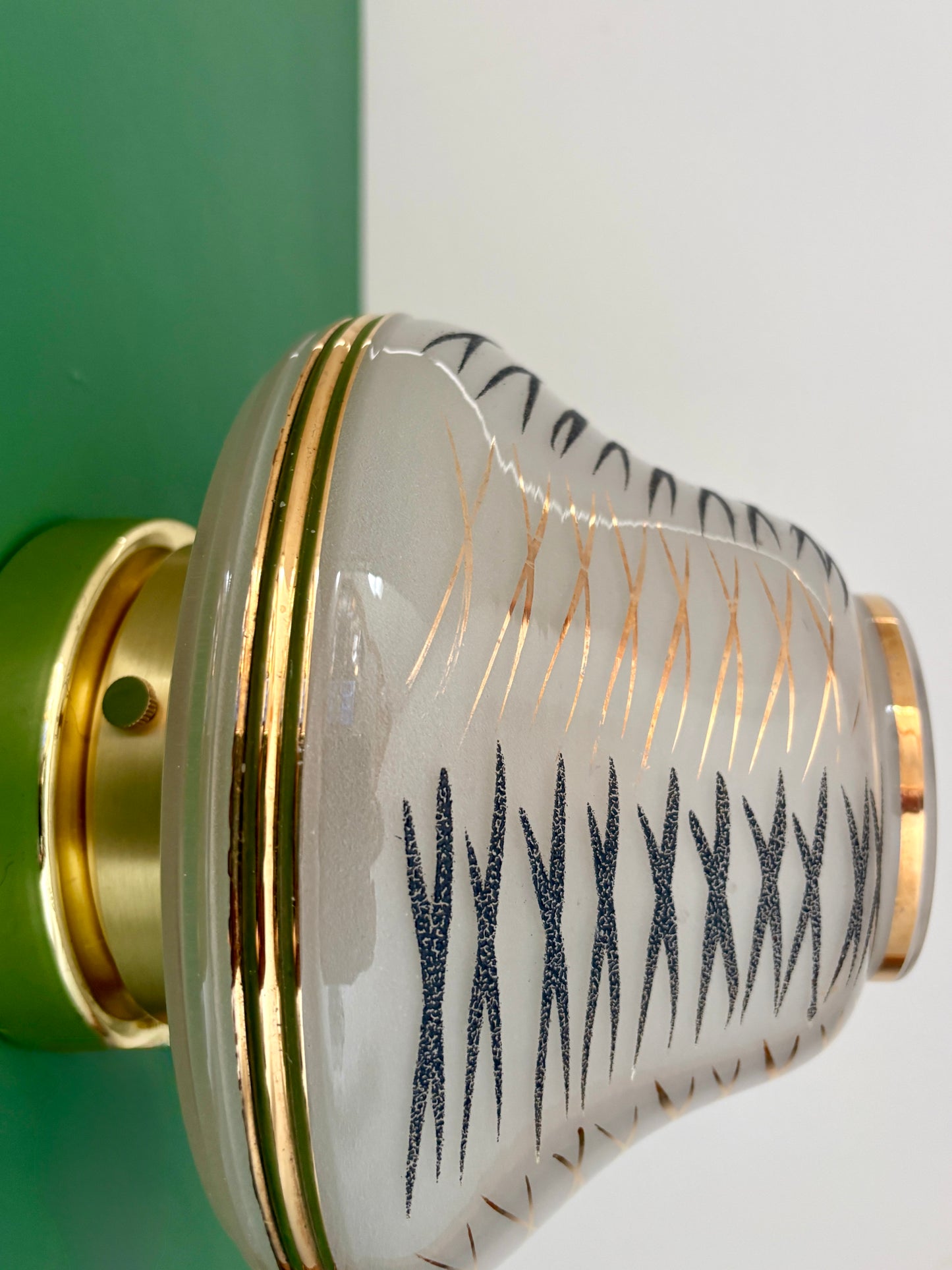 Applique/plafonnier globe vintage art déco en verre blanc,noir et doré