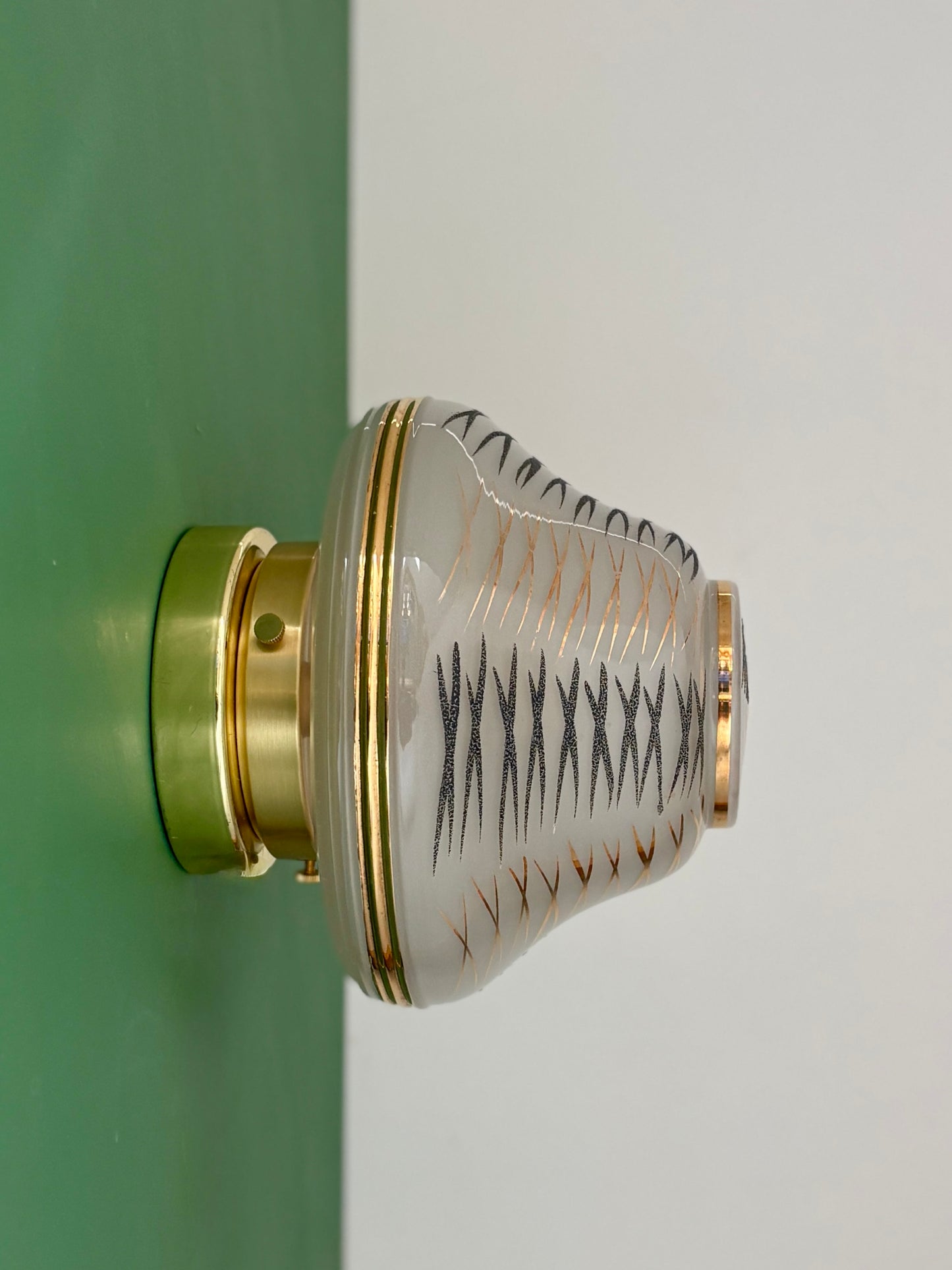 Applique/plafonnier globe vintage art déco en verre blanc,noir et doré