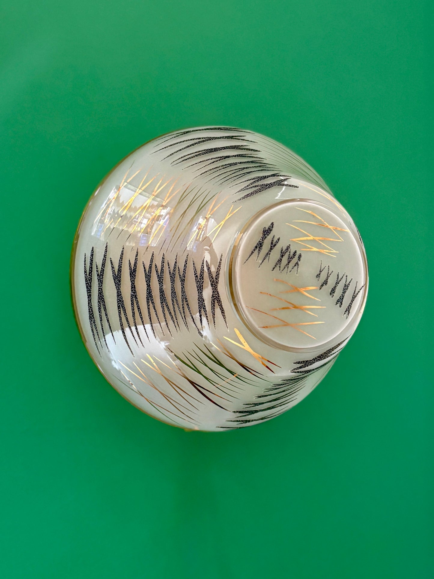 Applique/plafonnier globe vintage art déco en verre blanc,noir et doré