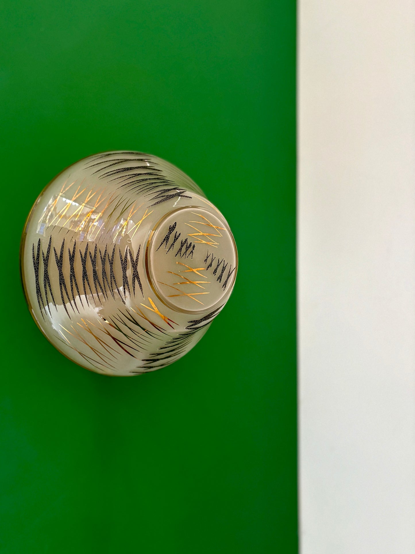 Applique/plafonnier globe vintage art déco en verre blanc,noir et doré