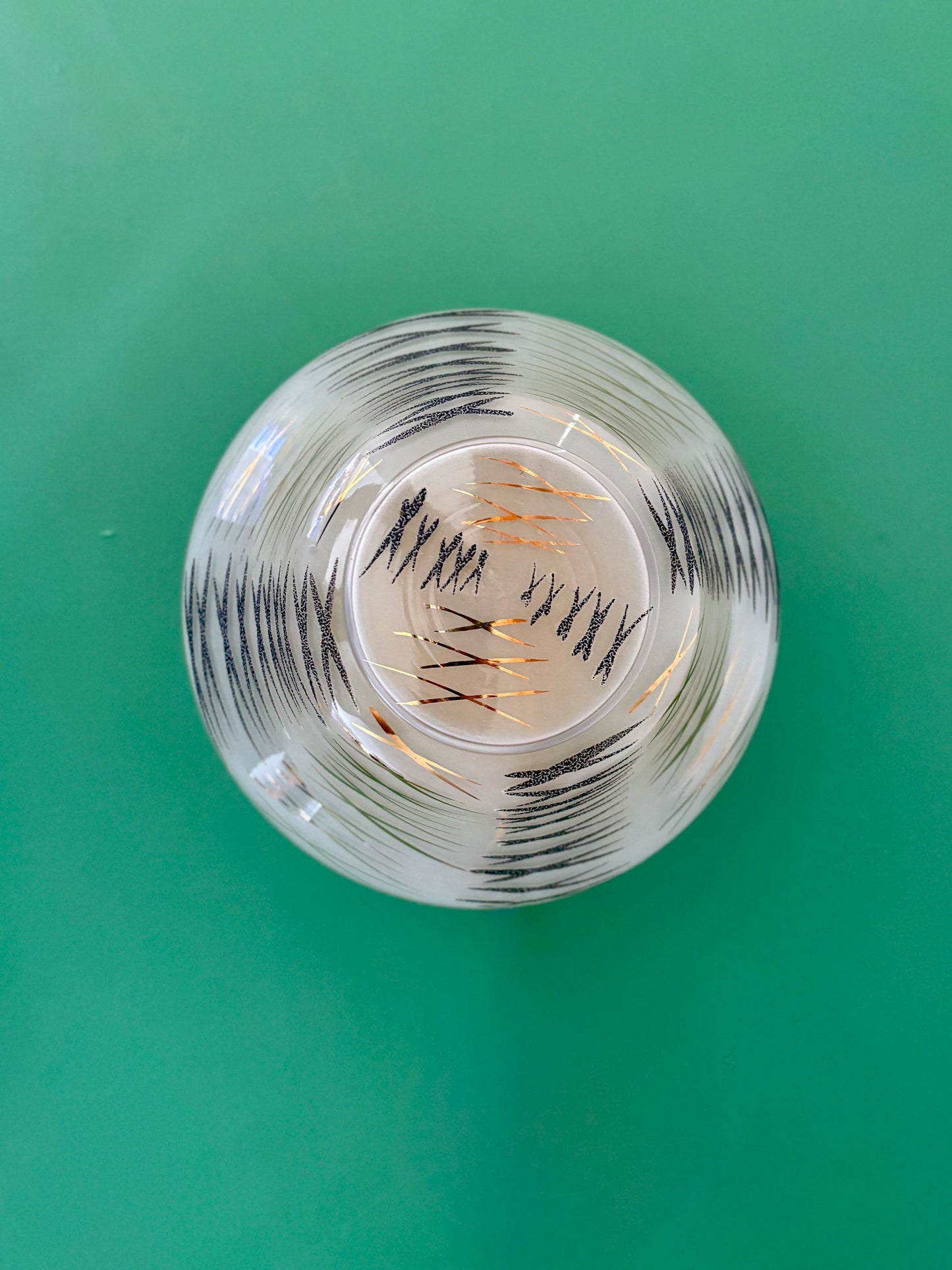 Applique/plafonnier globe vintage art déco en verre blanc,noir et doré