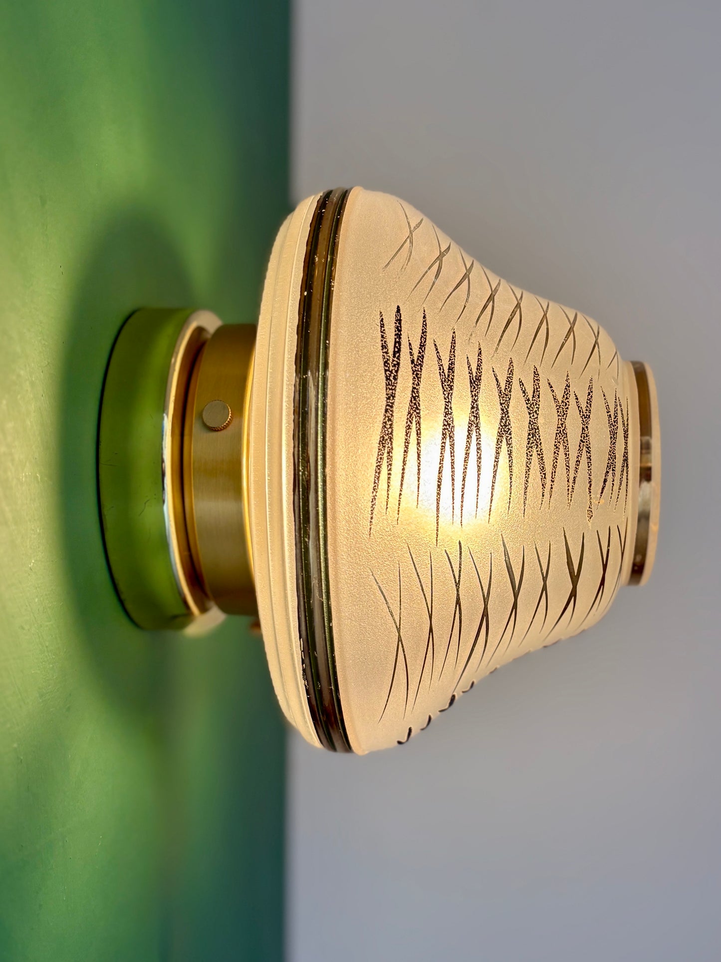 Applique/plafonnier globe vintage art déco en verre blanc,noir et doré