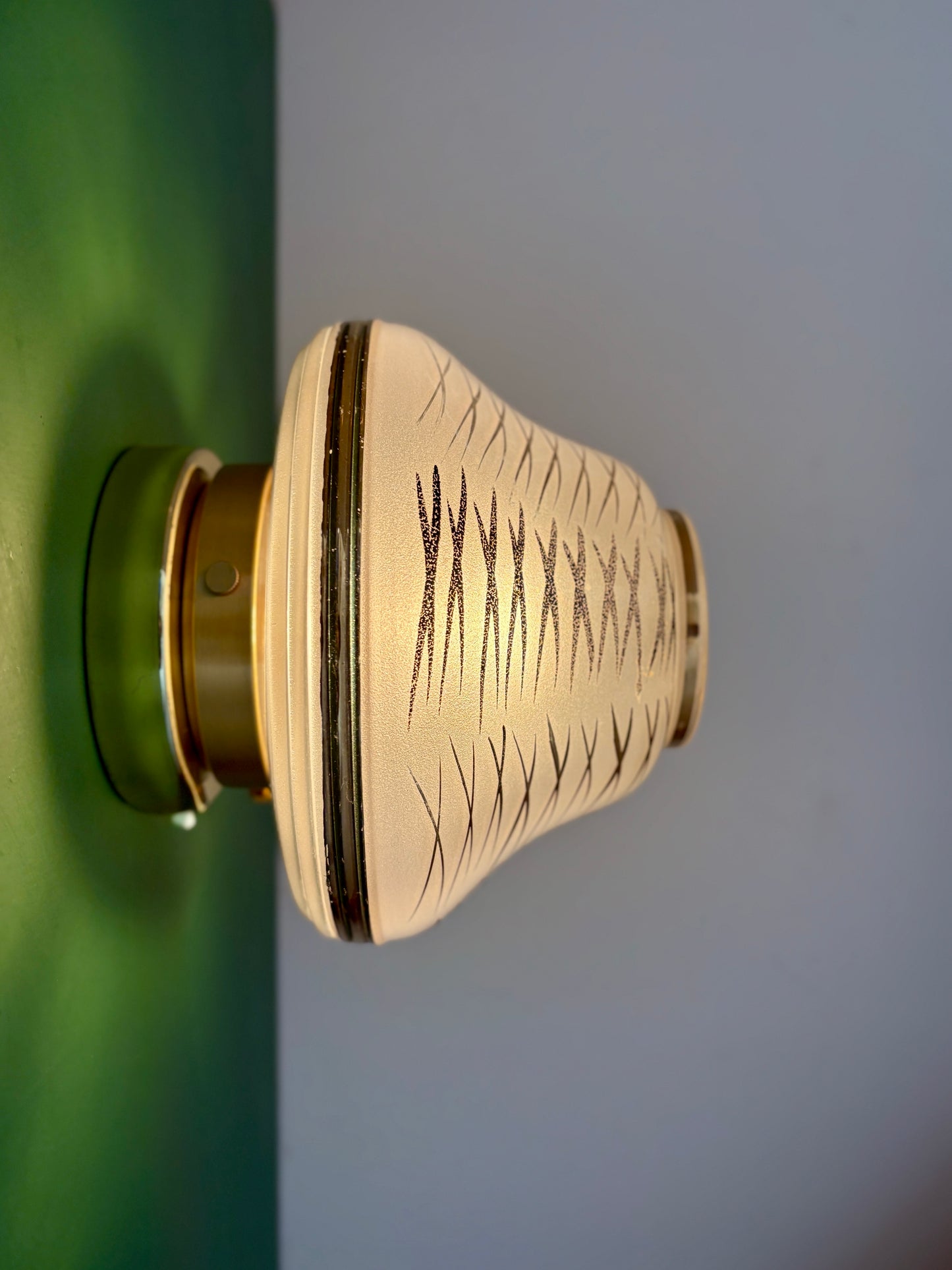 Applique/plafonnier globe vintage art déco en verre blanc,noir et doré