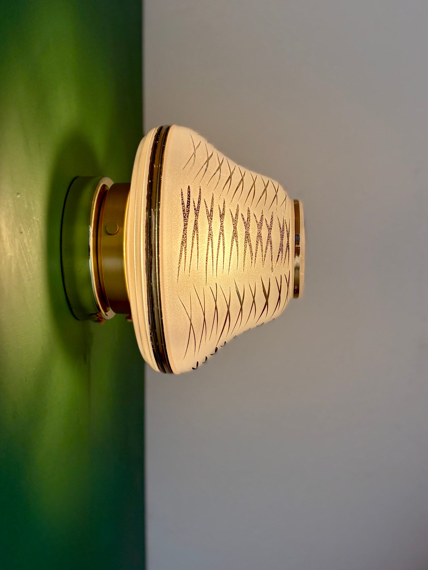 Applique/plafonnier globe vintage art déco en verre blanc,noir et doré