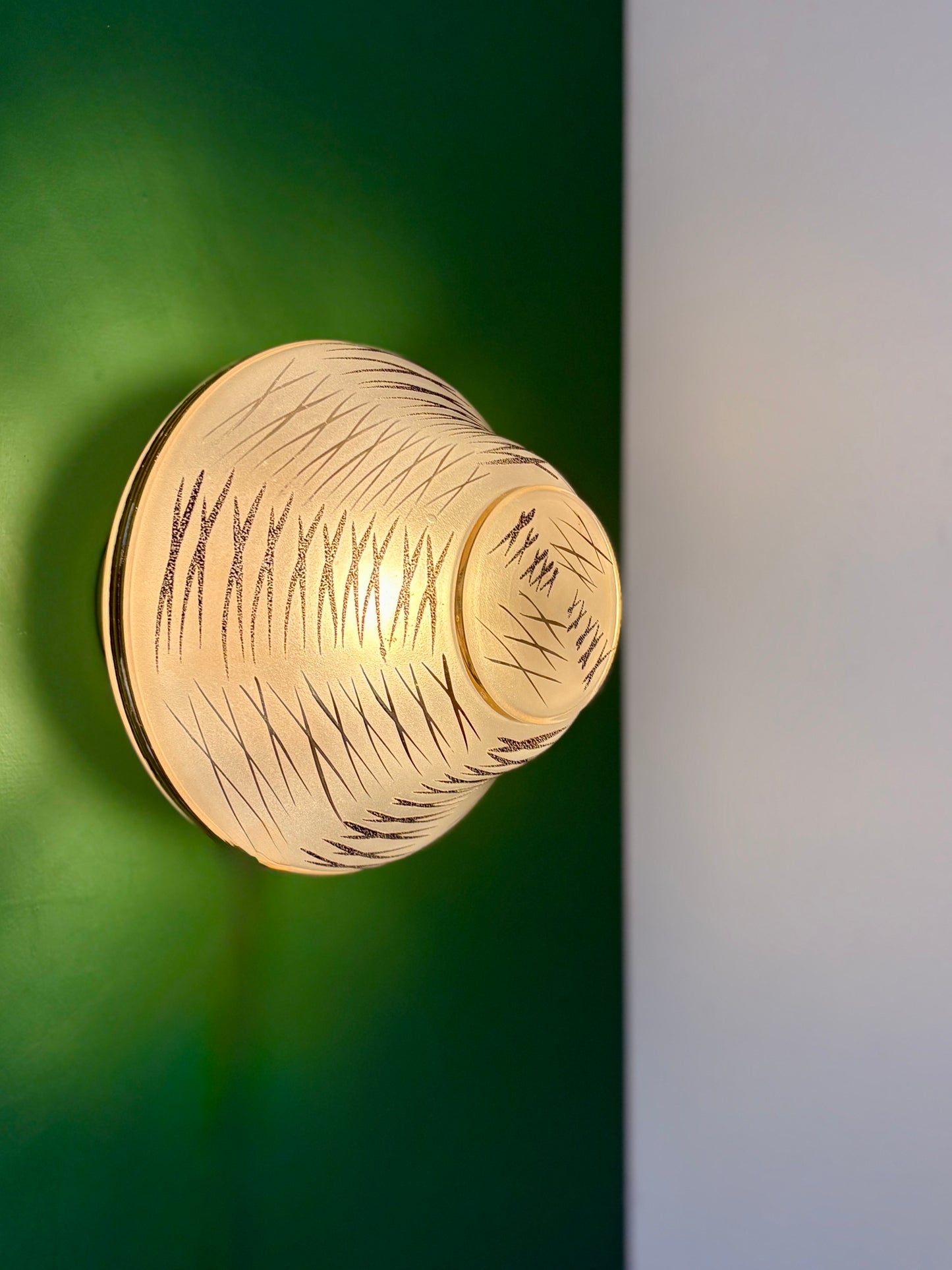 Applique/plafonnier globe vintage art déco en verre blanc,noir et doré