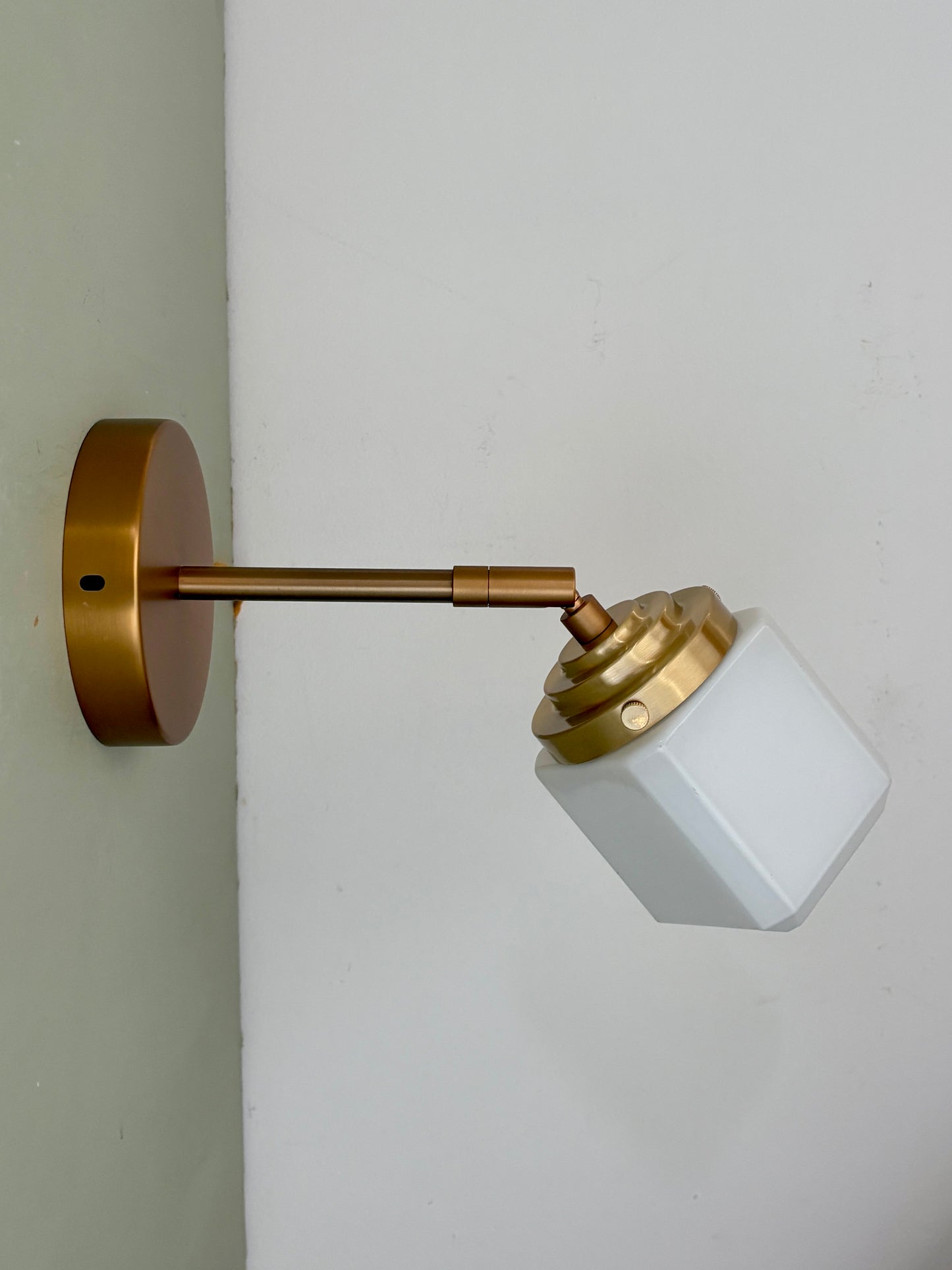 Applique globe art déco vintage en opaline blanche