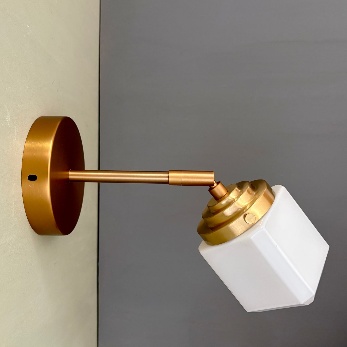 Applique globe art déco vintage en opaline blanche