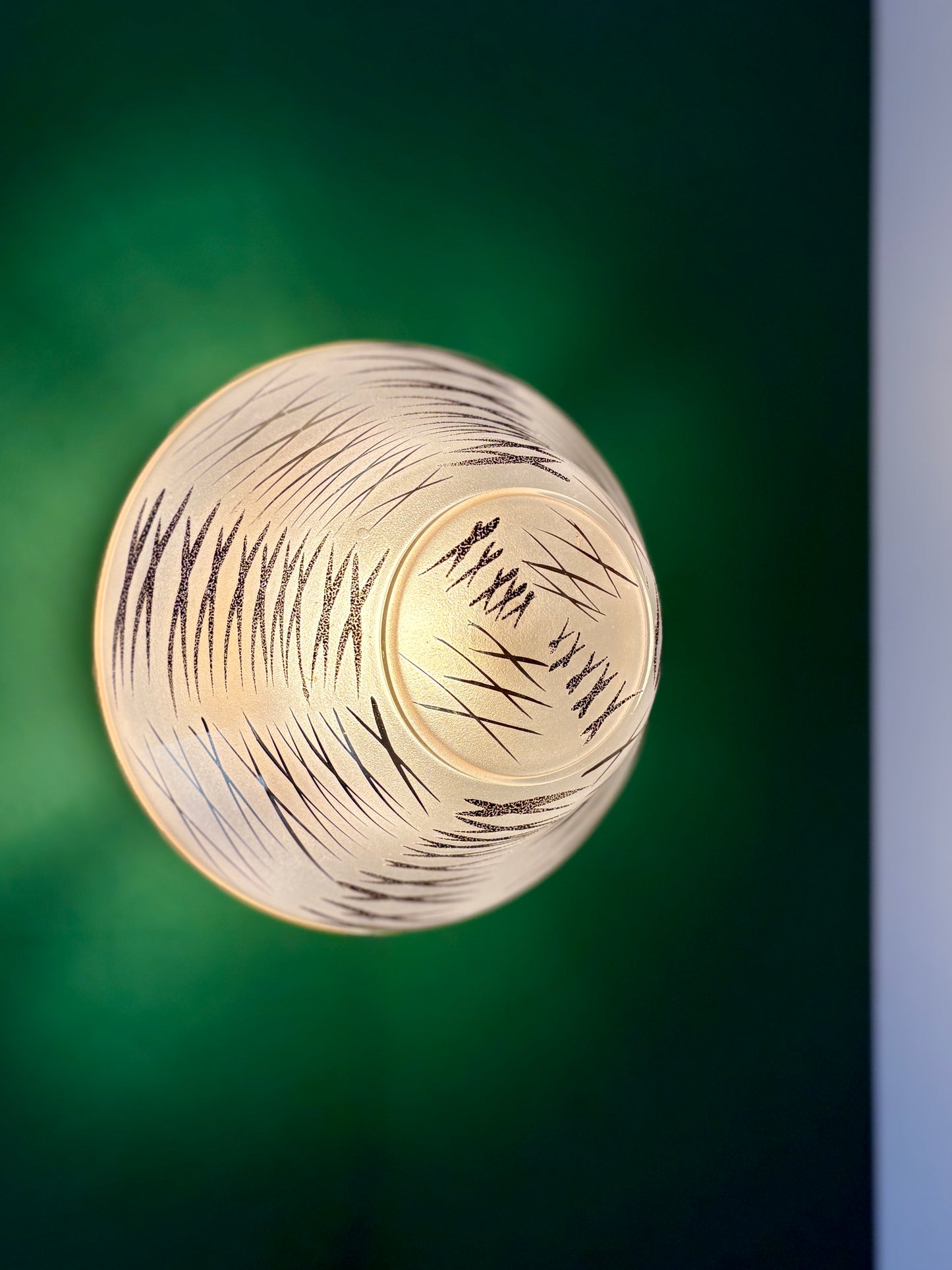 Applique/plafonnier globe vintage art déco en verre blanc,noir et doré