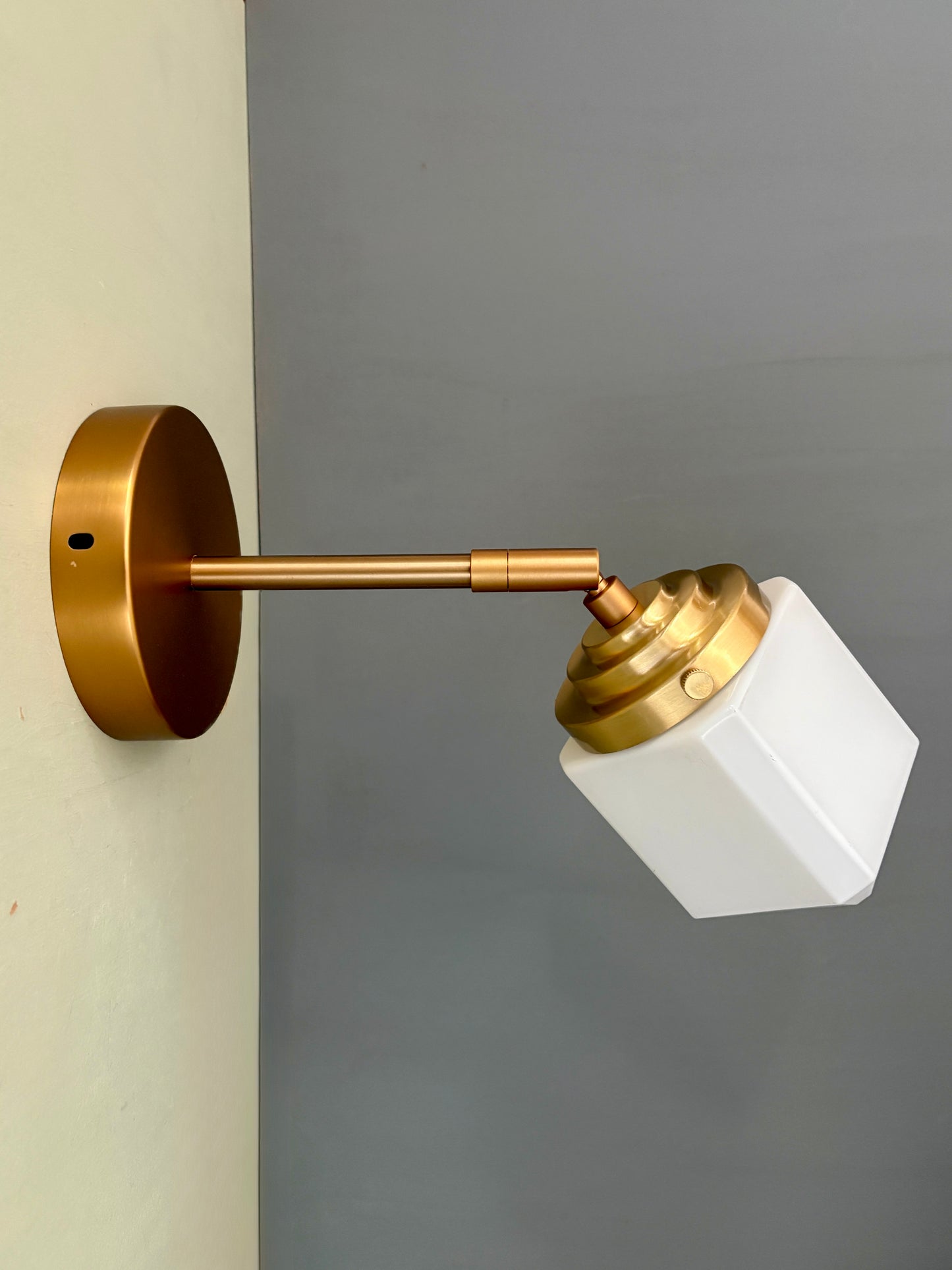 Applique globe art déco vintage en opaline blanche