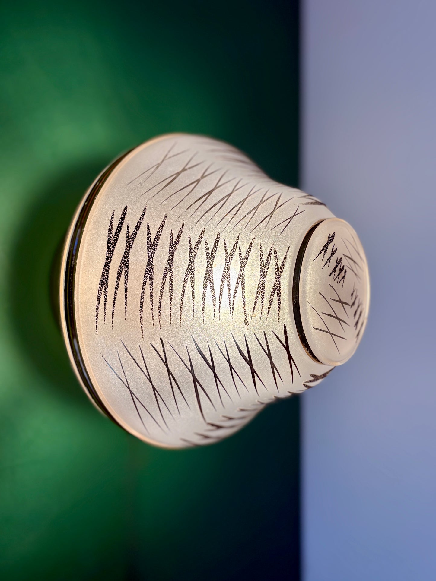 Applique/plafonnier globe vintage art déco en verre blanc,noir et doré