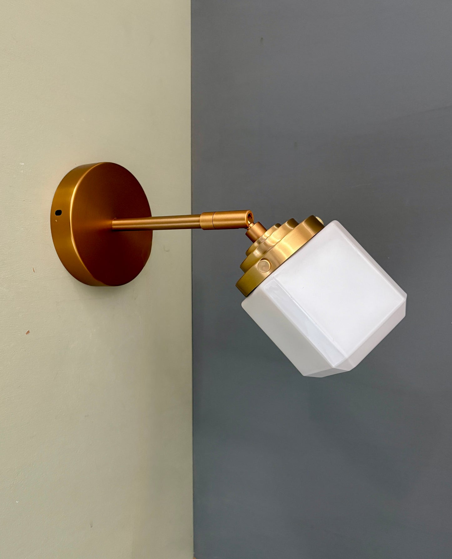 Applique globe art déco vintage en opaline blanche