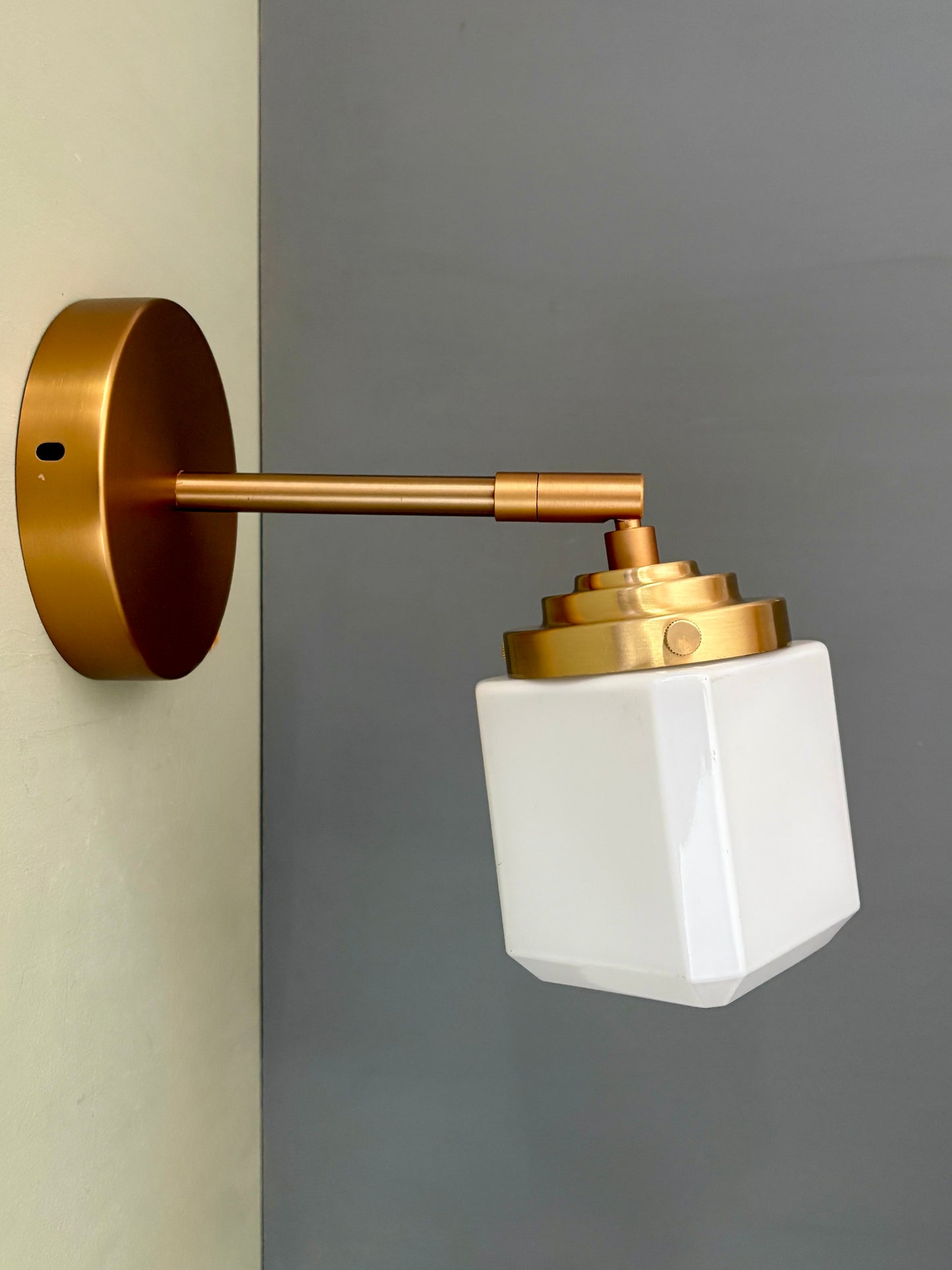 Applique globe art déco vintage en opaline blanche