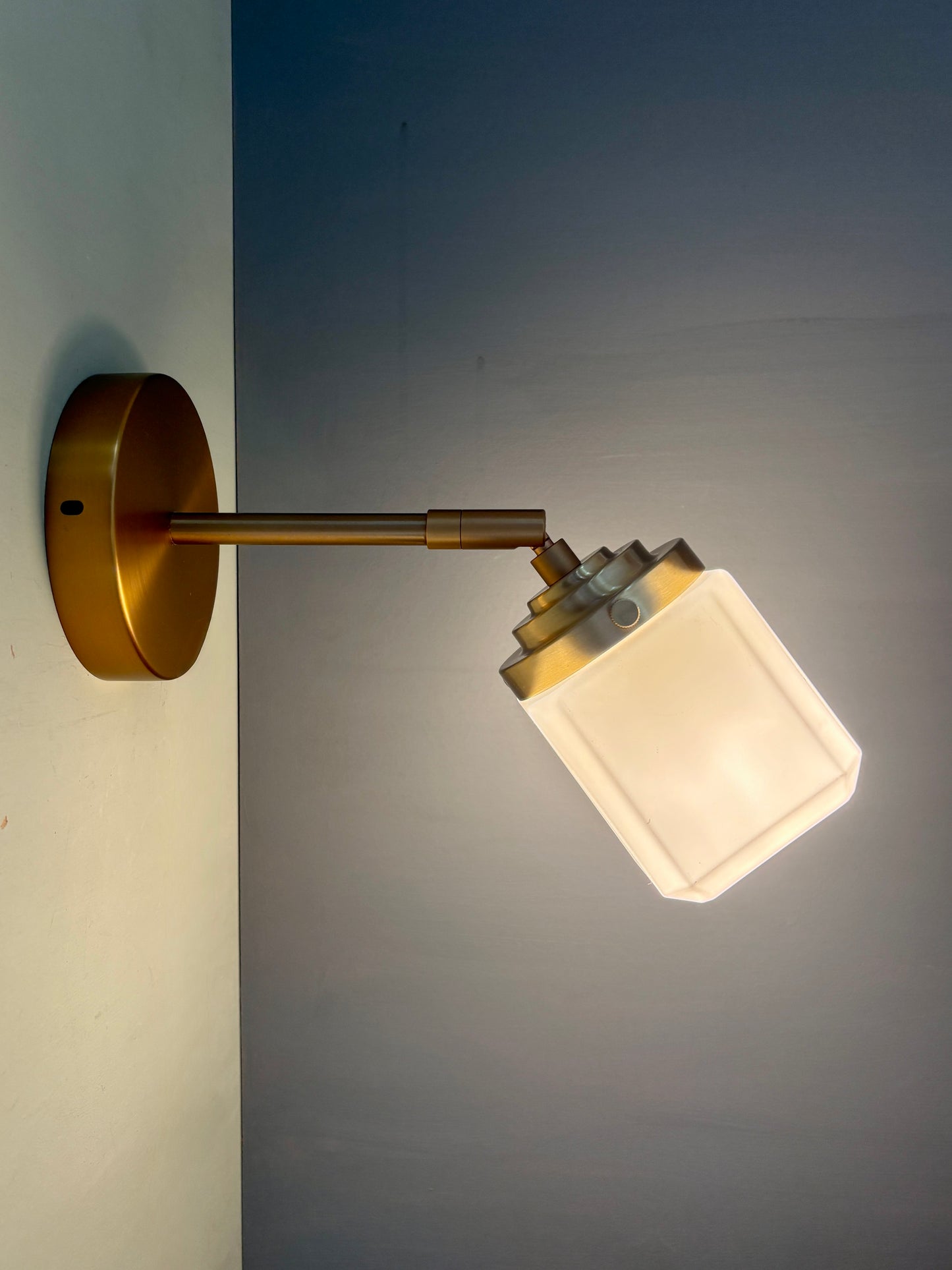 Applique globe art déco vintage en opaline blanche